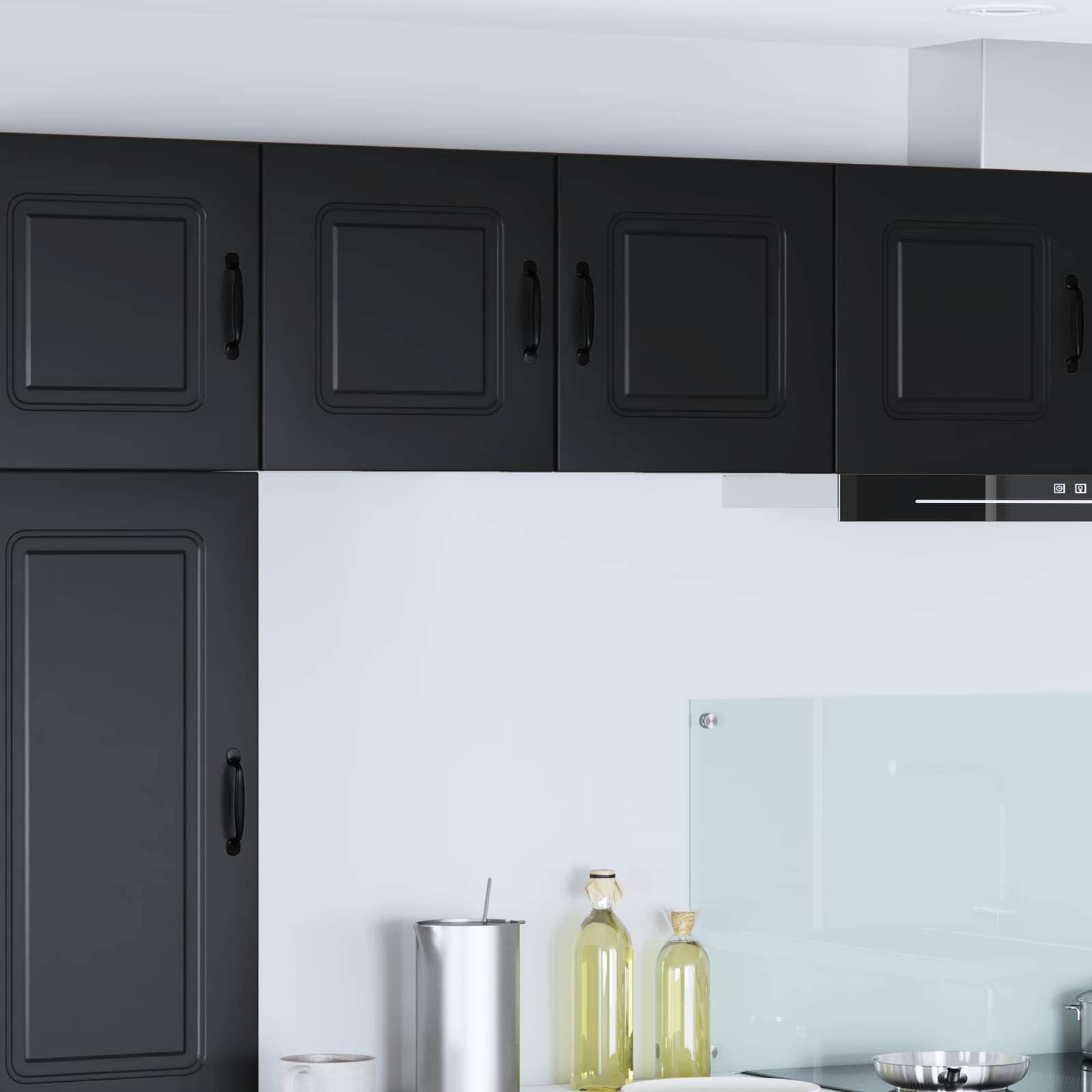 Moderne Küche mit dunklen Schränken, Edelstahl-Dunstabzugshaube, durchsichtiger Glasrückwand und Flaschen auf einer hellen Arbeitsplatte.