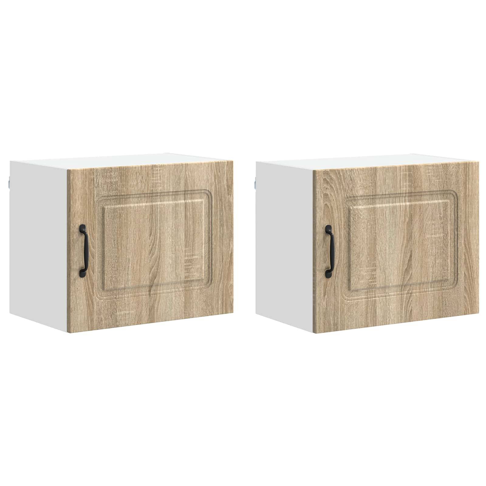 Zwei Wandschränke aus hellem Holz mit schwarzen Griffen, jeweils mit einer Frontplattentür. Die Schränke sind nebeneinander platziert.