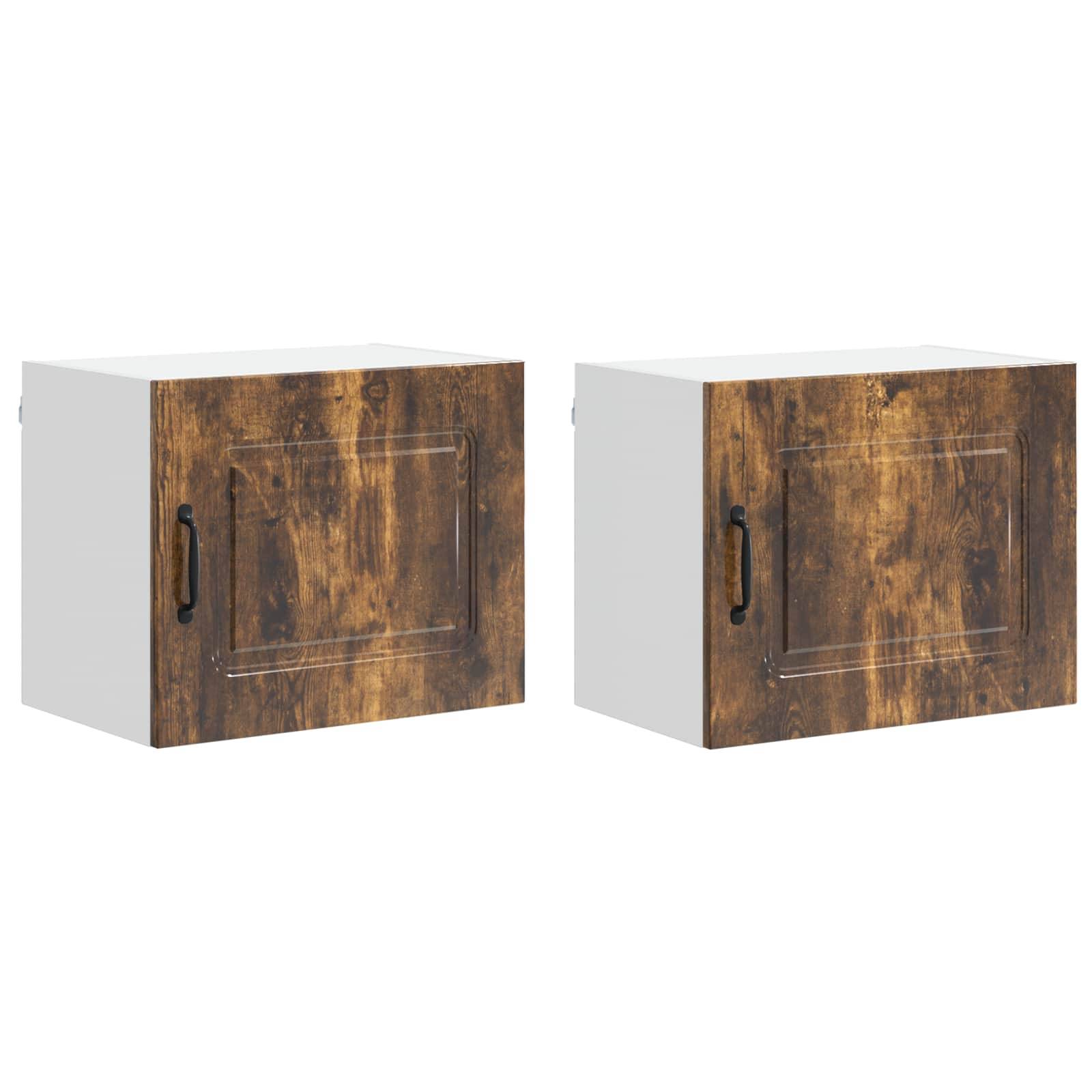 Wandschrank-Paar mit rustikalen Holztüren und schwarzen Griffen, vor einem schlichten Hintergrund.