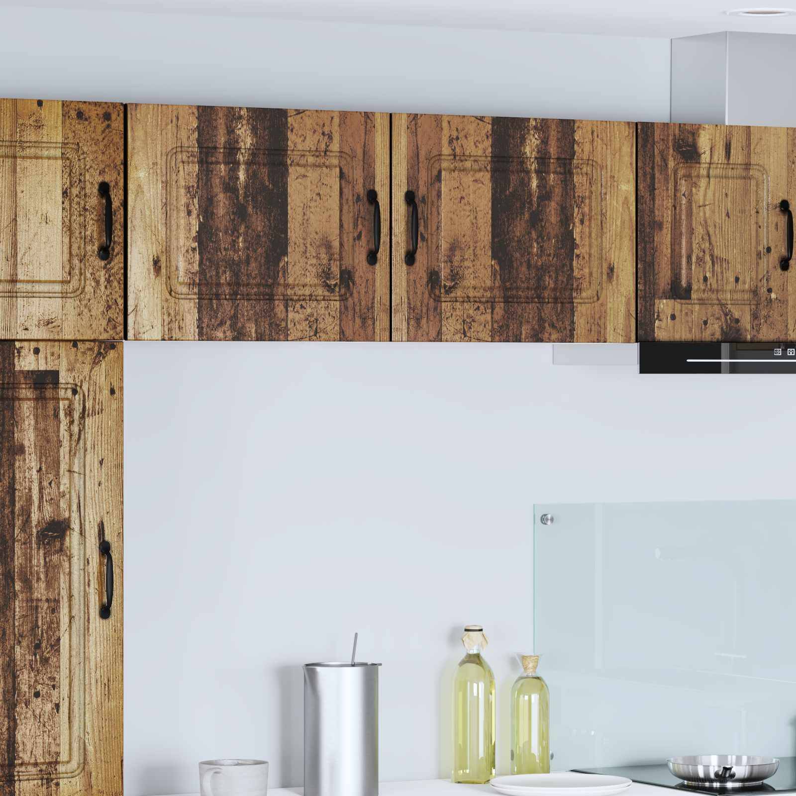 Eine moderne Küche umfasst Holzschränke, eine Glasrückwand, einen silbernen Krug und kleine Olivenölflaschen auf einer weißen Arbeitsplatte.