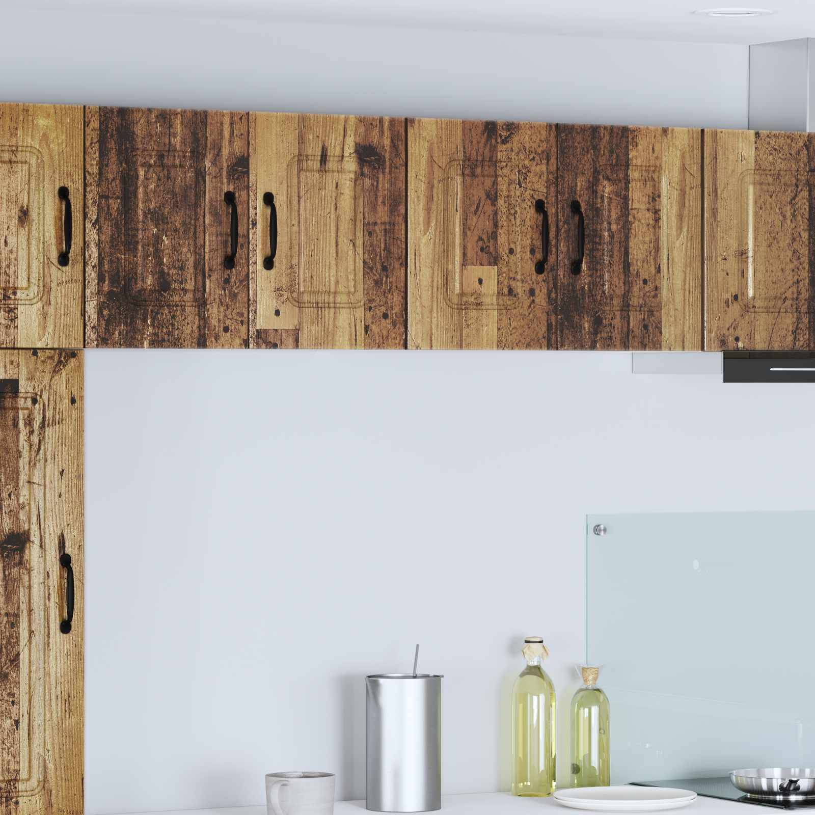 Küche mit rustikalen Holzschränken, einigen Glasflaschen auf der Arbeitsplatte, einer Metallbecher und minimalistischer Dekoration.