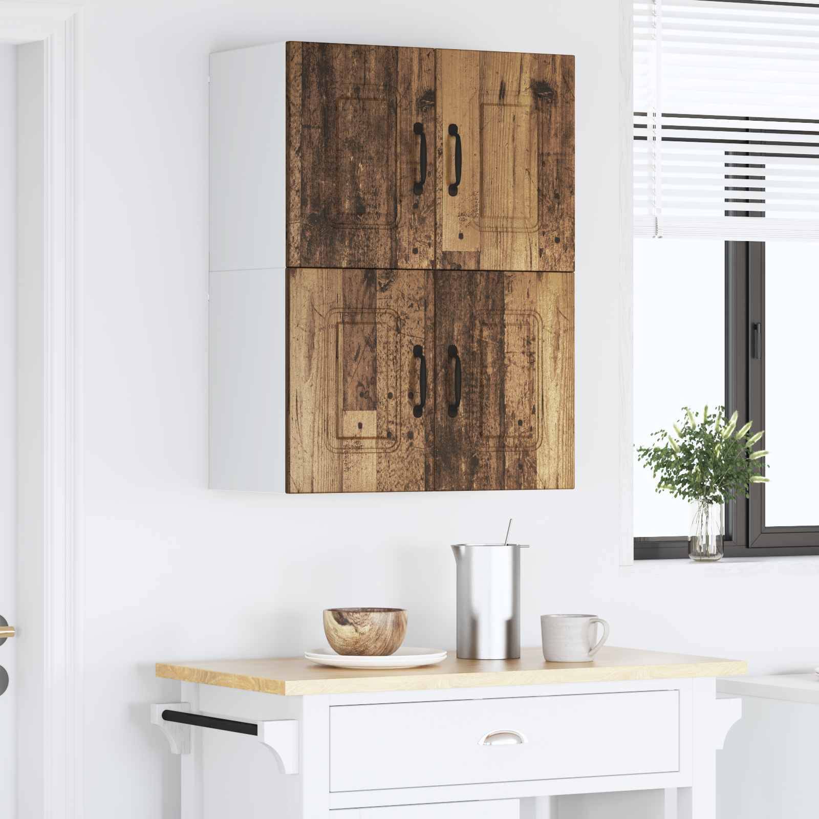 Eine minimalistische Küche zeigt einen weißen Schrank mit rustikalen Holztüren, eine Holzarbeitsplatte mit einer Schüssel und einem Vorratsbehälter sowie ein Fenster mit Jalousien.