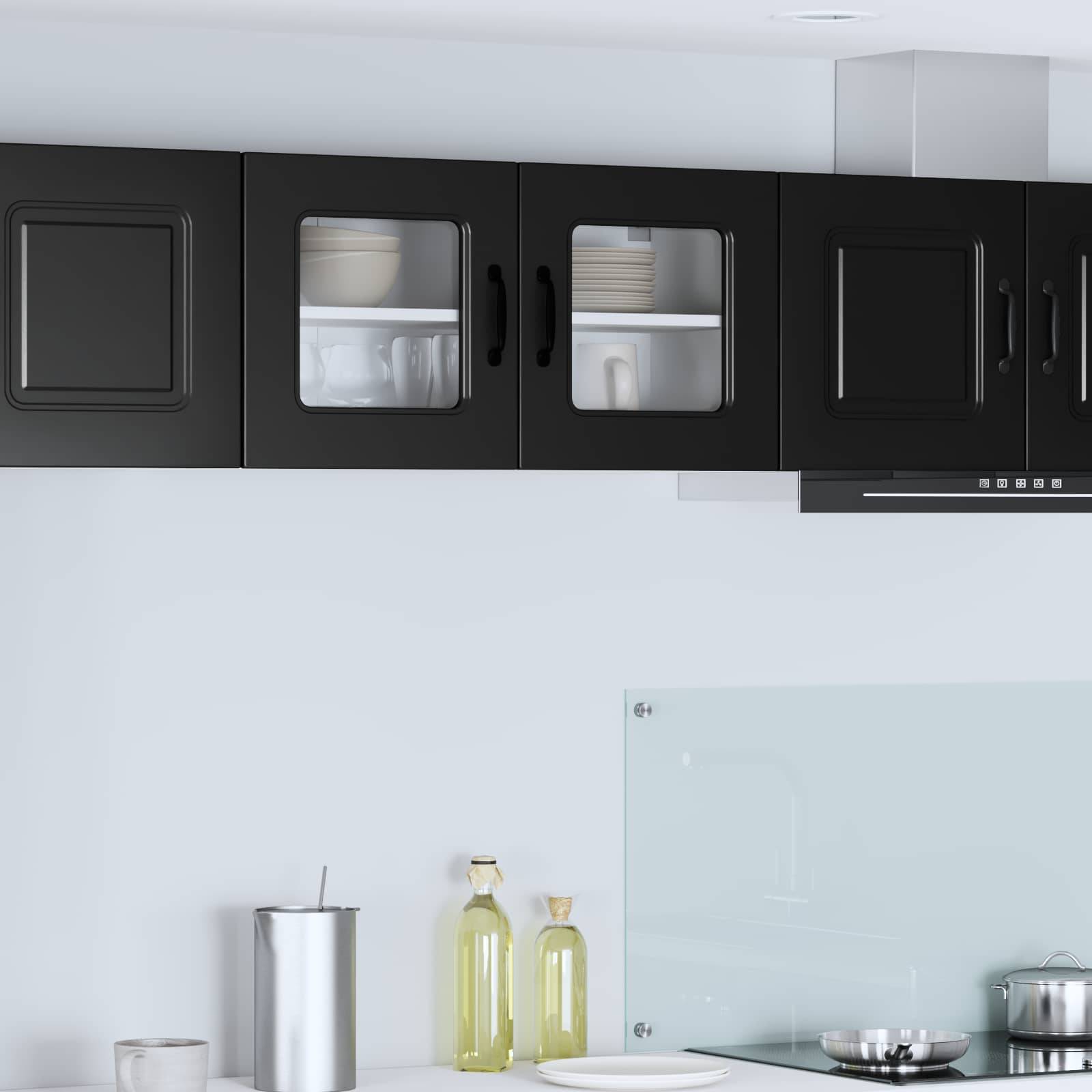 Moderne Küche mit schwarzen Oberschränken, Glastürschränken, Edelstahl-Dunstabzugshaube und Küchenarbeitsplatte mit Utensilien, Flaschen und Kochgeschirr.