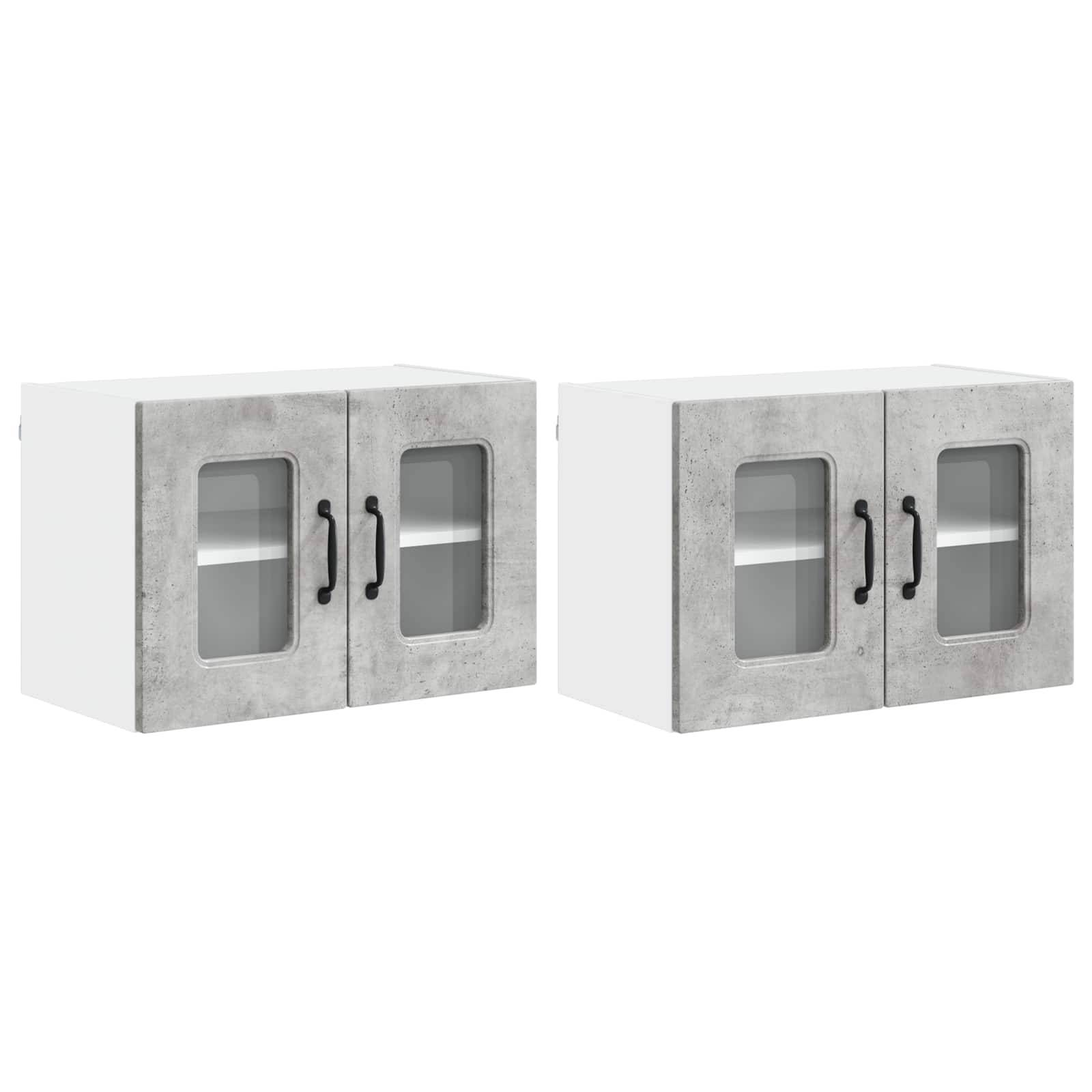 Zwei wandmontierte Schränke mit betonähnlichen Fronten und schwarzen Griffen, die an jeder Tür Milchglaspaneele aufweisen und ein modernes Design präsentieren.