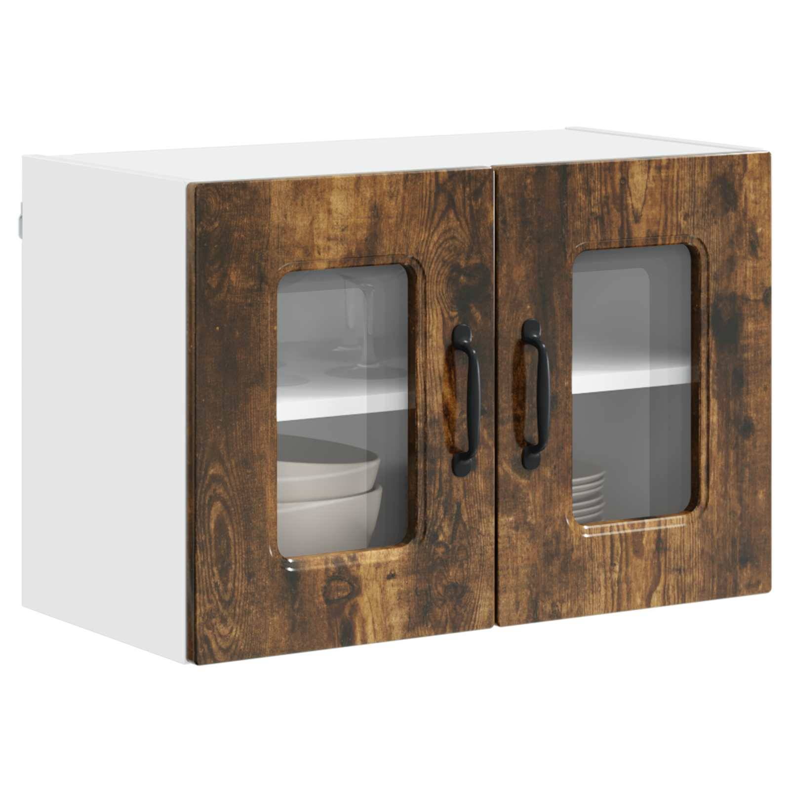 Ein weißer, wandmontierter Küchenschrank mit zwei braunen Holztüren, die Glaspaneele aufweisen. Im Inneren sind einige weiße Teller und eine Schüssel sichtbar.