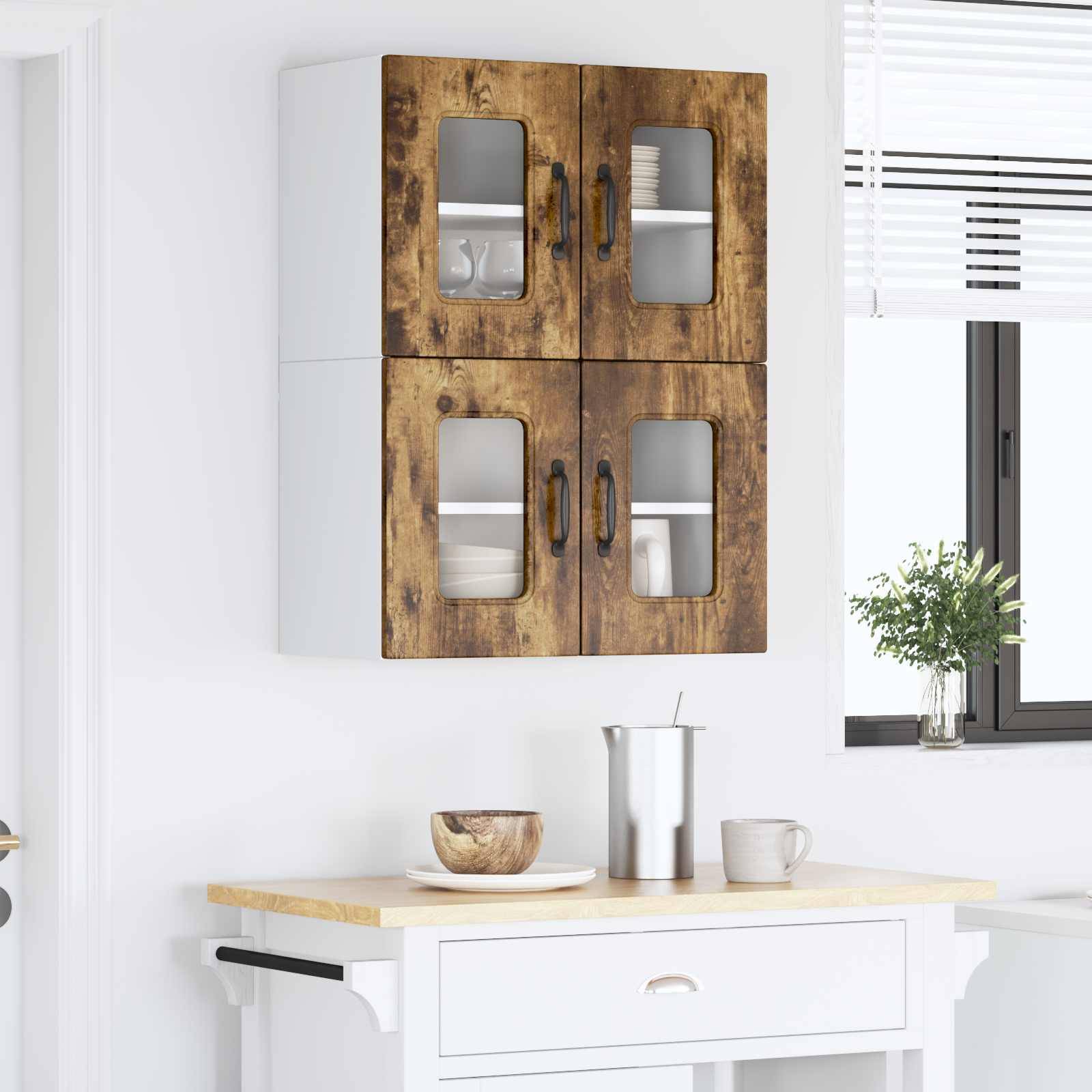 Eine moderne Küche mit weißen Schränken und einem Holzakzent. Auf der Arbeitsplatte stehen eine Kaffeekanne, eine Schüssel und eine Tasse. Ein Fenster befindet sich rechts.