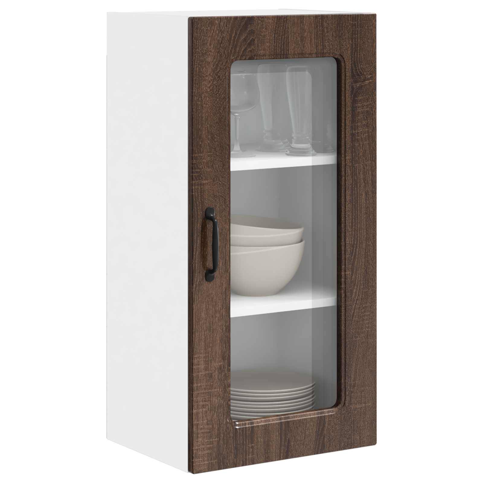Ein Küchenschrank aus Holz und Glas mit einem Metallgriff, der auf dem oberen Regal Glaswaren und auf dem unteren Regal Teller und Schüsseln enthält.