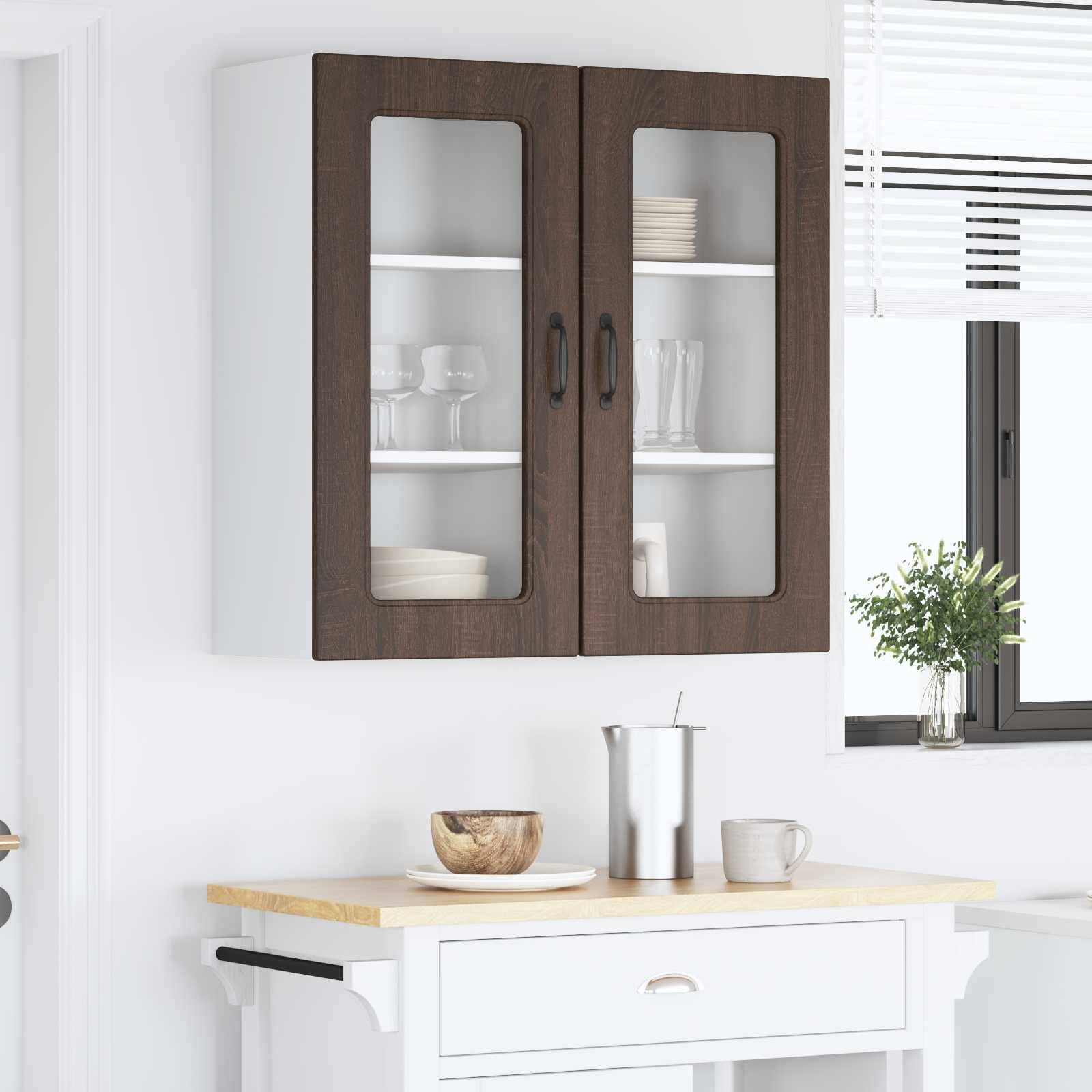 Eine Küche mit weißen Schränken und einem dunklen Holzschrank an der Wand, der Geschirr enthält. Eine kleine Pflanze und Kaffeeutensilien auf der Arbeitsplatte.