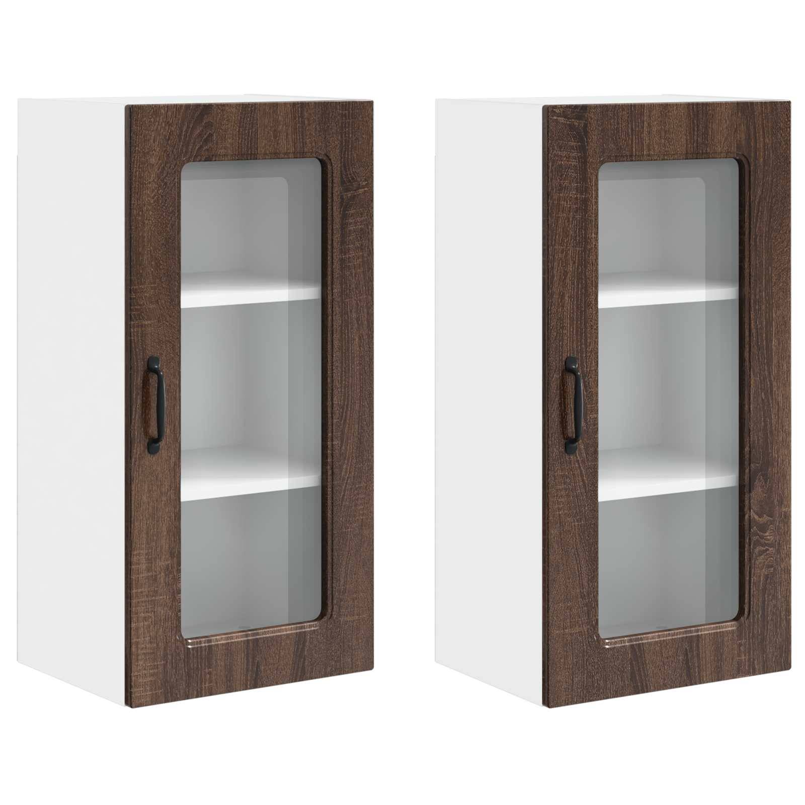 Zwei weiße Wandschränke mit Glastüren, in dunklem Holz gerahmt und mit schwarzen Griffen, in denen leere weiße Regale zu sehen sind.