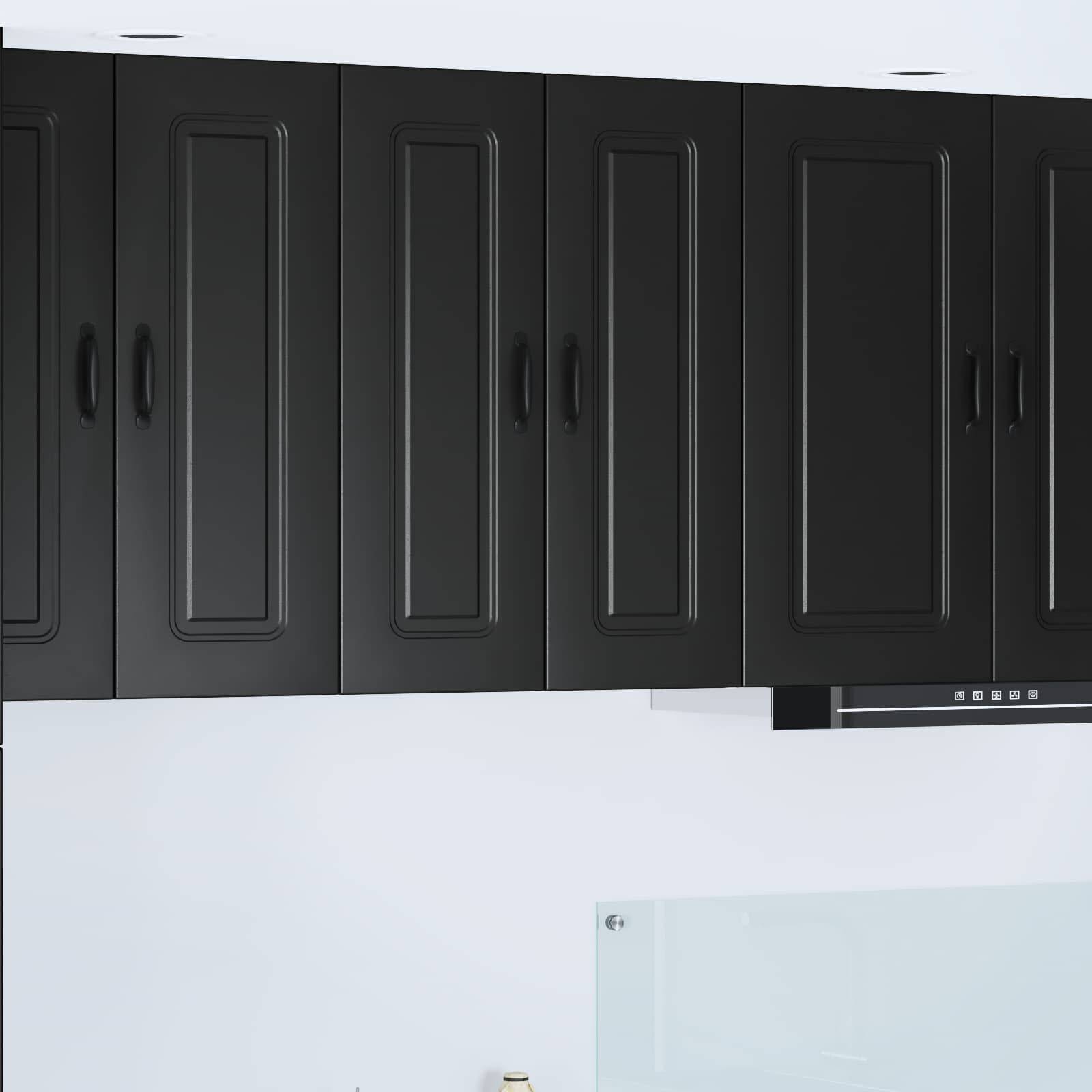 Schwarze Küchenschränke mit traditioneller Profilierung hängen über einer eleganten weißen Arbeitsplatte und schaffen einen modernen Kontrast im Küchenraum.