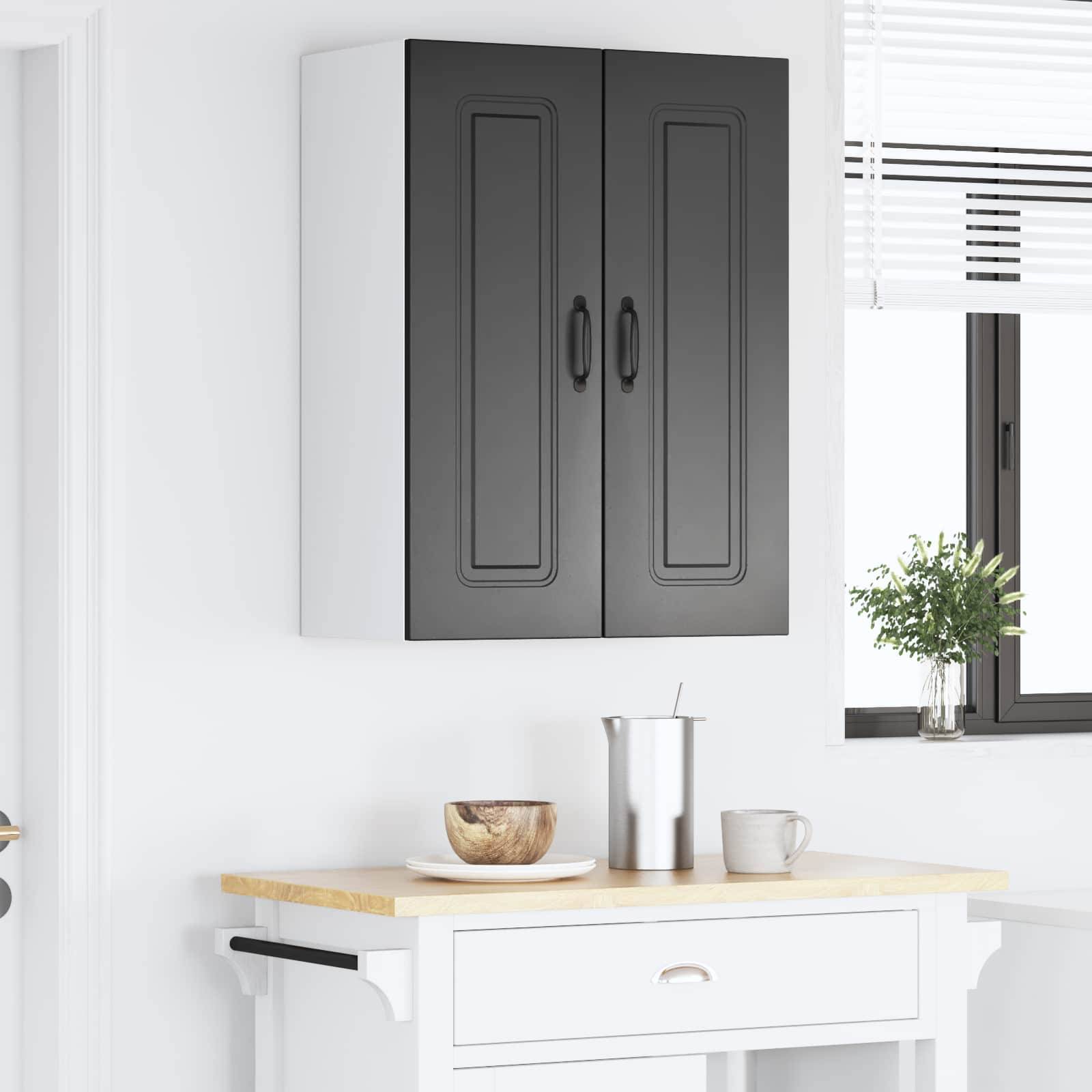 Eine Küchenszene mit einem weißen Schrank, der eine Holzschüssel und einen Metallbehälter enthält. Ein schwarzer zweitüriger Wandschrank ist darüber montiert.
