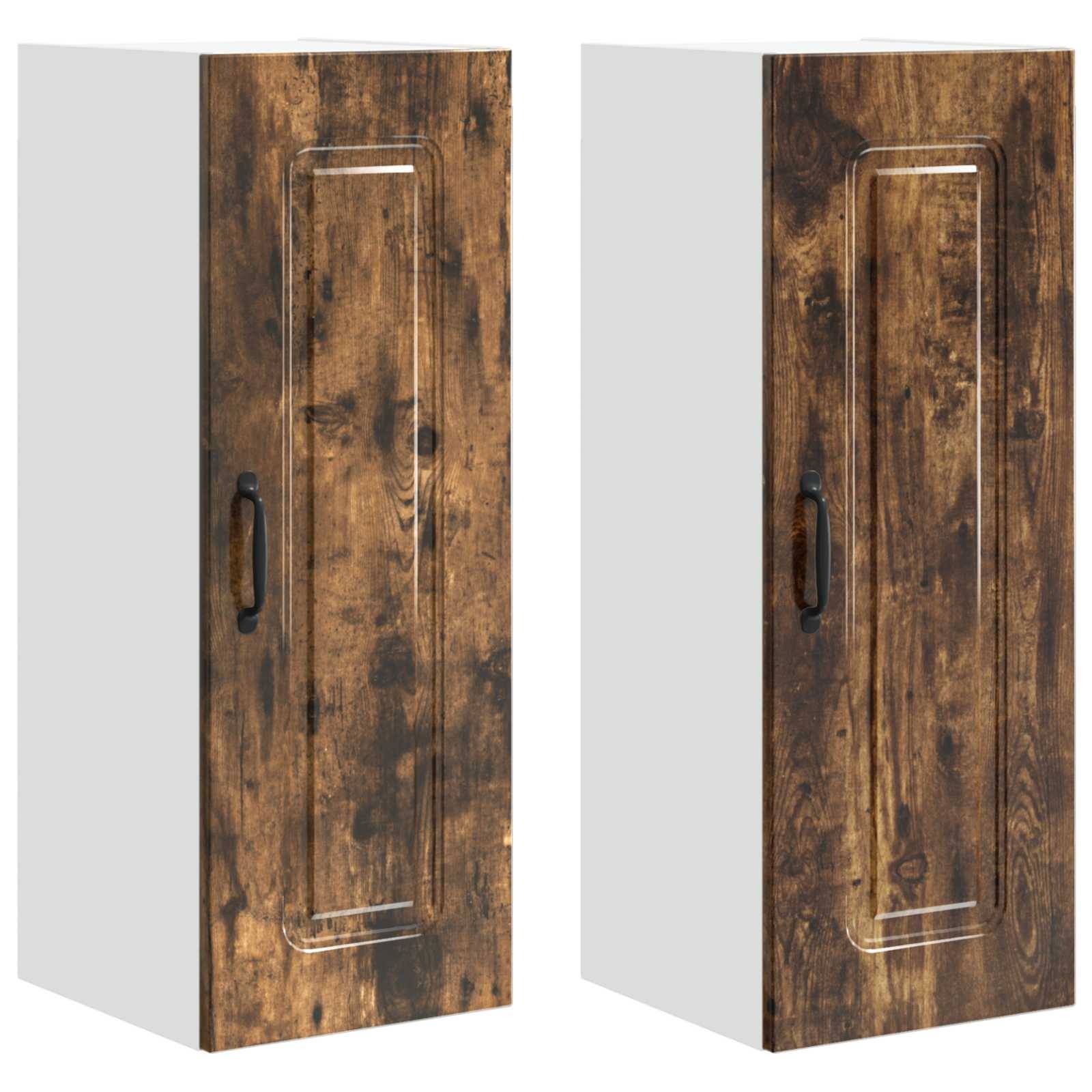 Zwei hohe Holzschränke mit rustikaler Oberfläche stehen nebeneinander, wobei jeder eine vertikale Griff an der linken Seite der Tür aufweist.
