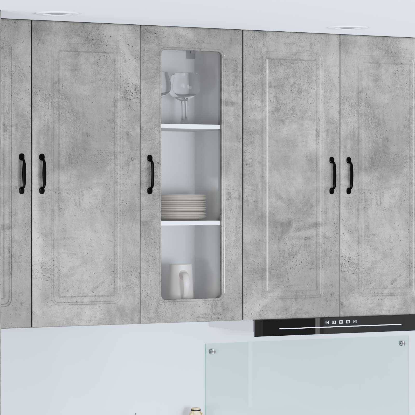 Graue Küchenschränke mit schwarzen Griffen; ein Vitrinenschrank zeigt weiße Teller und Gläser im Inneren. Modernes, minimalistisches Design.