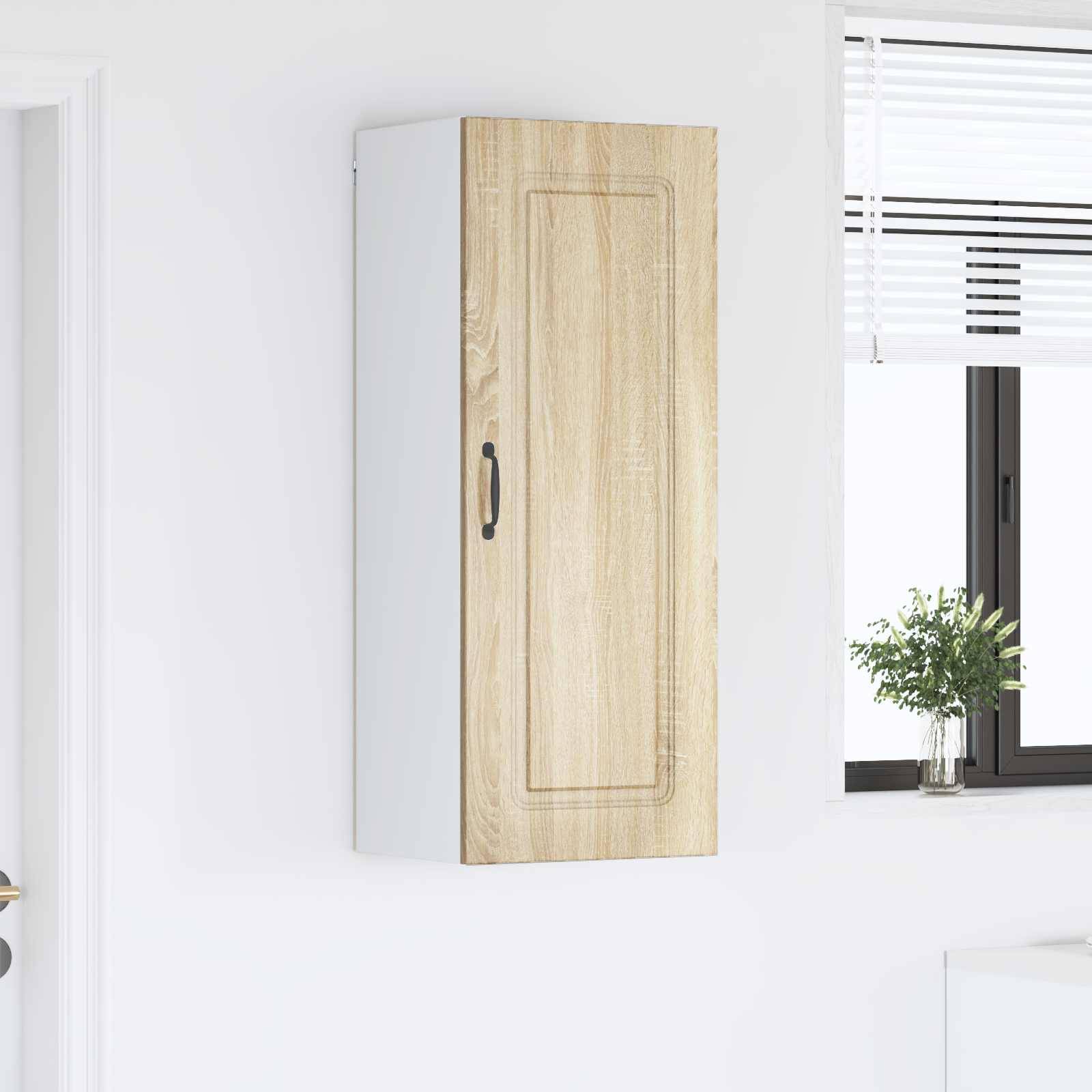 Ein Holzschrank, der an einer weißen Wand neben einem Fenster mit Jalousien montiert ist, die Licht hereinlassen. Eine kleine Topfpflanze steht auf der Fensterbank.
