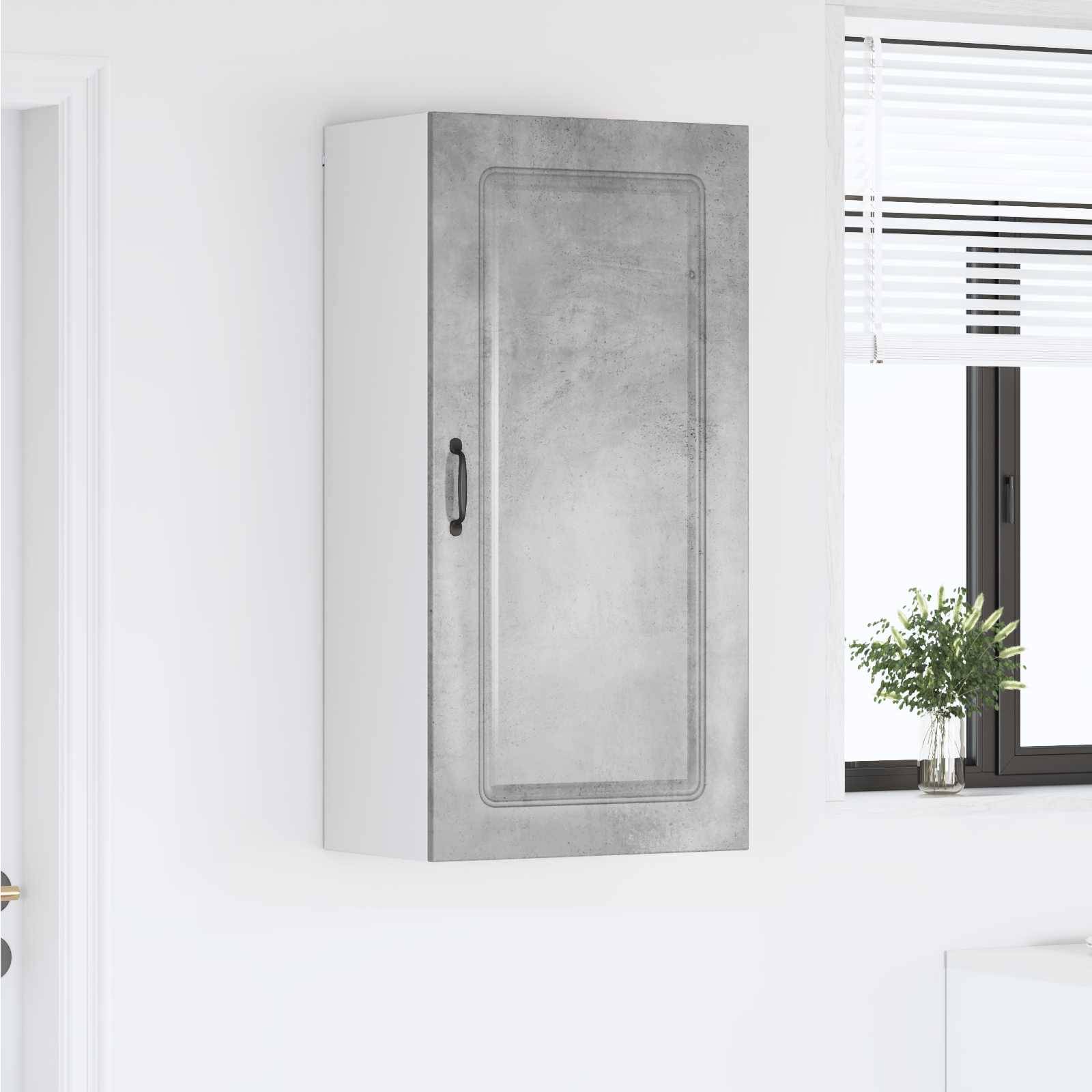 Ein schlanker Metallschrank an einer weißen Wand neben einem Fenster mit Jalousien, die Tageslicht hereinlassen. Eine kleine Pflanze steht auf der Fensterbank.