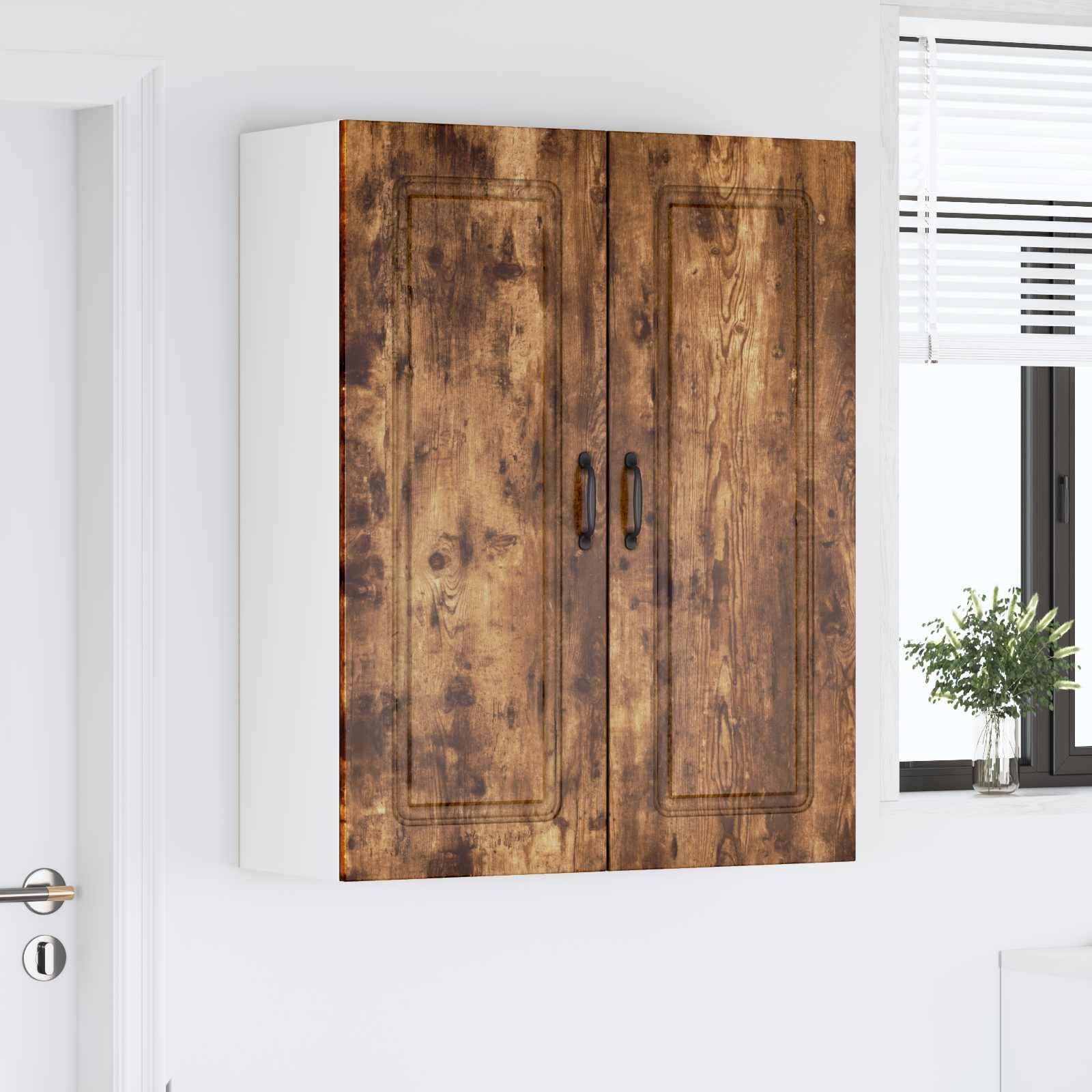Wandschrank mit rustikaler Holzoptik und zwei Türen, an einer weißen Wand angebracht. Er befindet sich neben einem Fenster mit einer kleinen Topfpflanze.