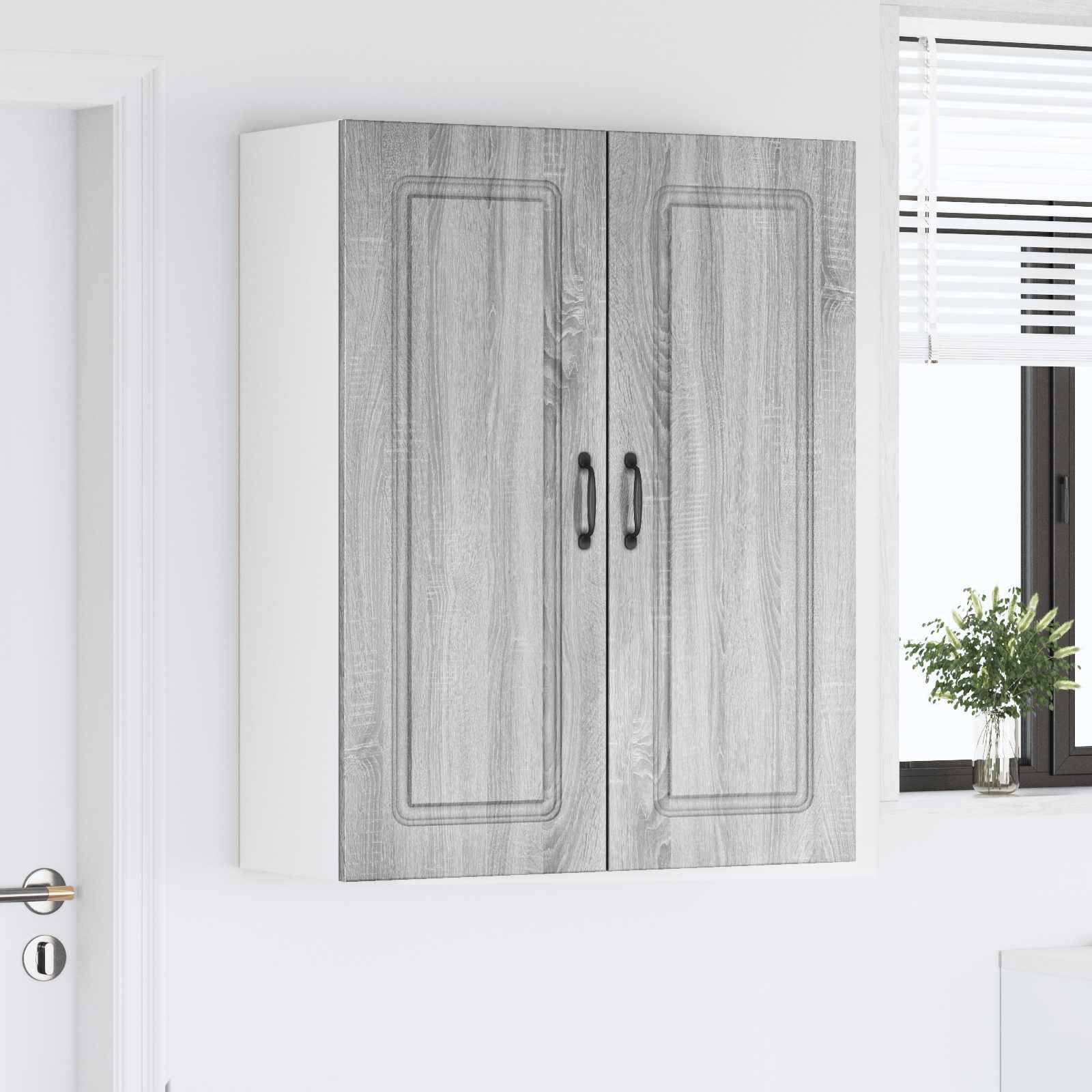 An der Wand montierter Holzschrank mit zwei geschlossenen Türen, silbernen Griffen, in einem weißen Raum in der Nähe eines Fensters mit Jalousien und einer kleinen Pflanze.