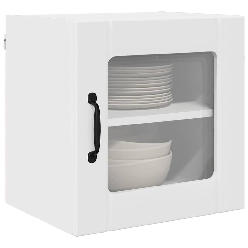 Ein weißer, wandmontierter Schrank mit Glastür zeigt zwei Einlegeböden im Inneren, auf denen weiße Teller und Schalen stehen, mit einem schwarzen Griff auf der linken Seite.