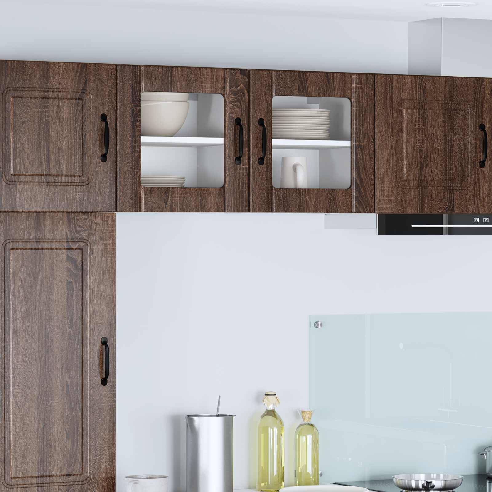 Holzküchenschränke mit Glastüren, die Teller und Gläser zeigen, vor einer weißen Wand. Darunter eine Arbeitsplatte mit Gläsern und einem Stahlbehälter.