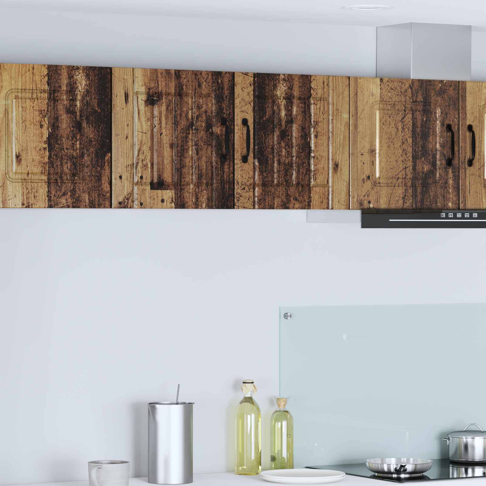 Eine moderne Küchenrückwand mit einem langen, rustikalen Holzschrank darüber, auf dem klare Flaschen und Küchenutensilien auf der Arbeitsplatte platziert sind.