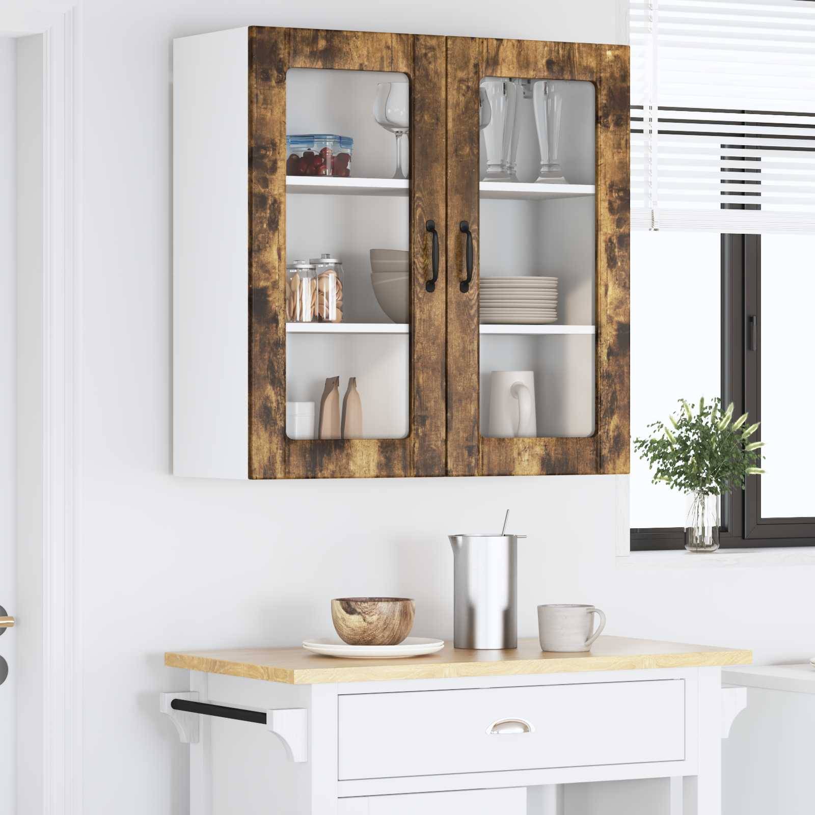 Küchenszene mit einem weißen Schrank mit Glastüren, in dem Geschirr ausgestellt ist, über einer weißen Arbeitsplatte mit einer Tasse, einer Schüssel und einem Metalltopf.