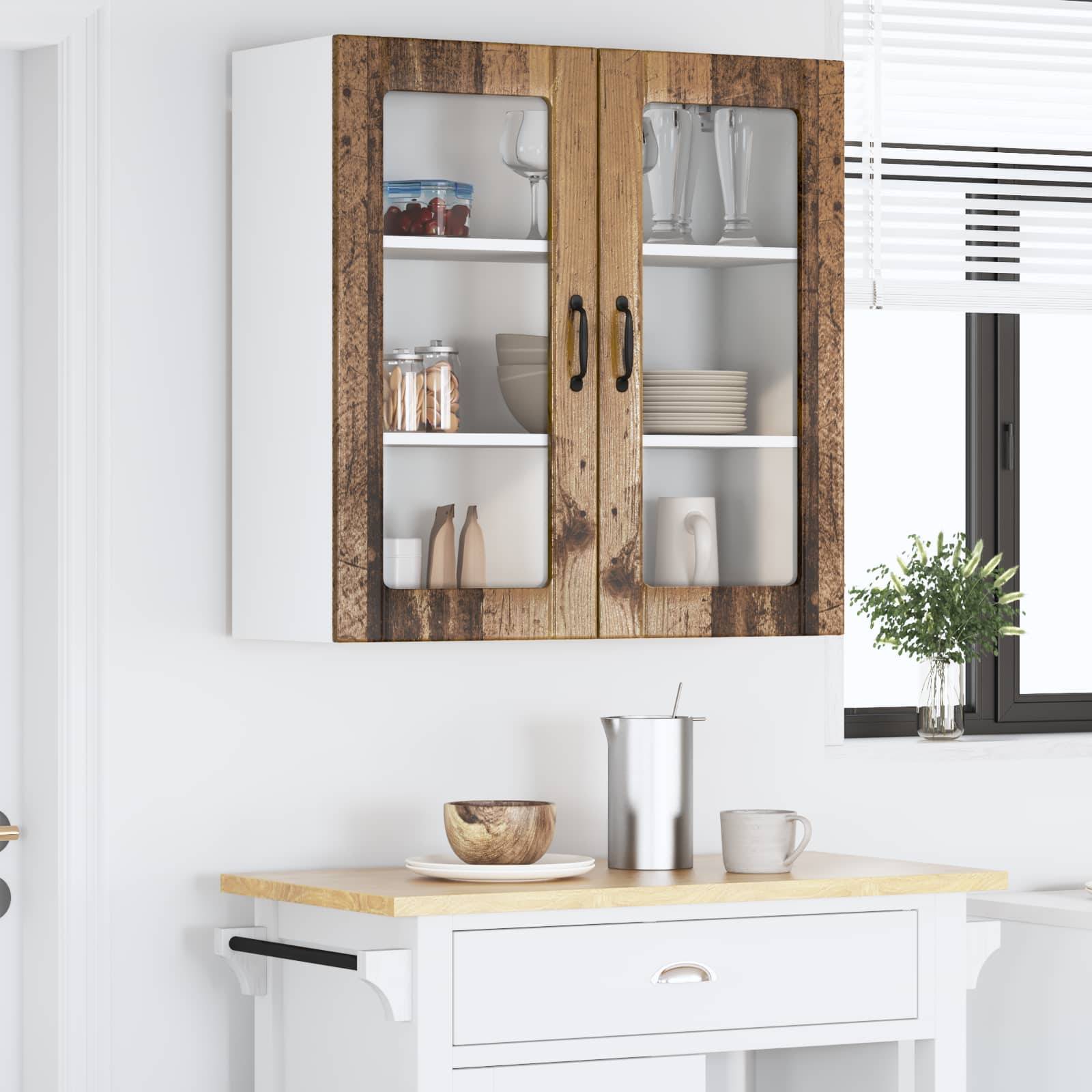 Ein weißer Küchenschrank mit rustikalen Holztüren ist an einer Wand montiert. Darunter steht eine Arbeitsplatte mit einer Tasse, einem Krug und einer Holzschale.