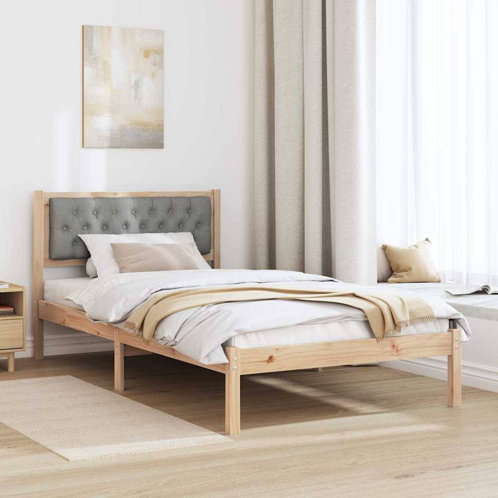 Minimalistisches Schlafzimmer mit einem Bett aus hellem Holz, grauem Kopfteil mit Knopfheftung, weißer Bettwäsche, Wandkunst und transparenten Vorhängen in einem hellen Raum.
