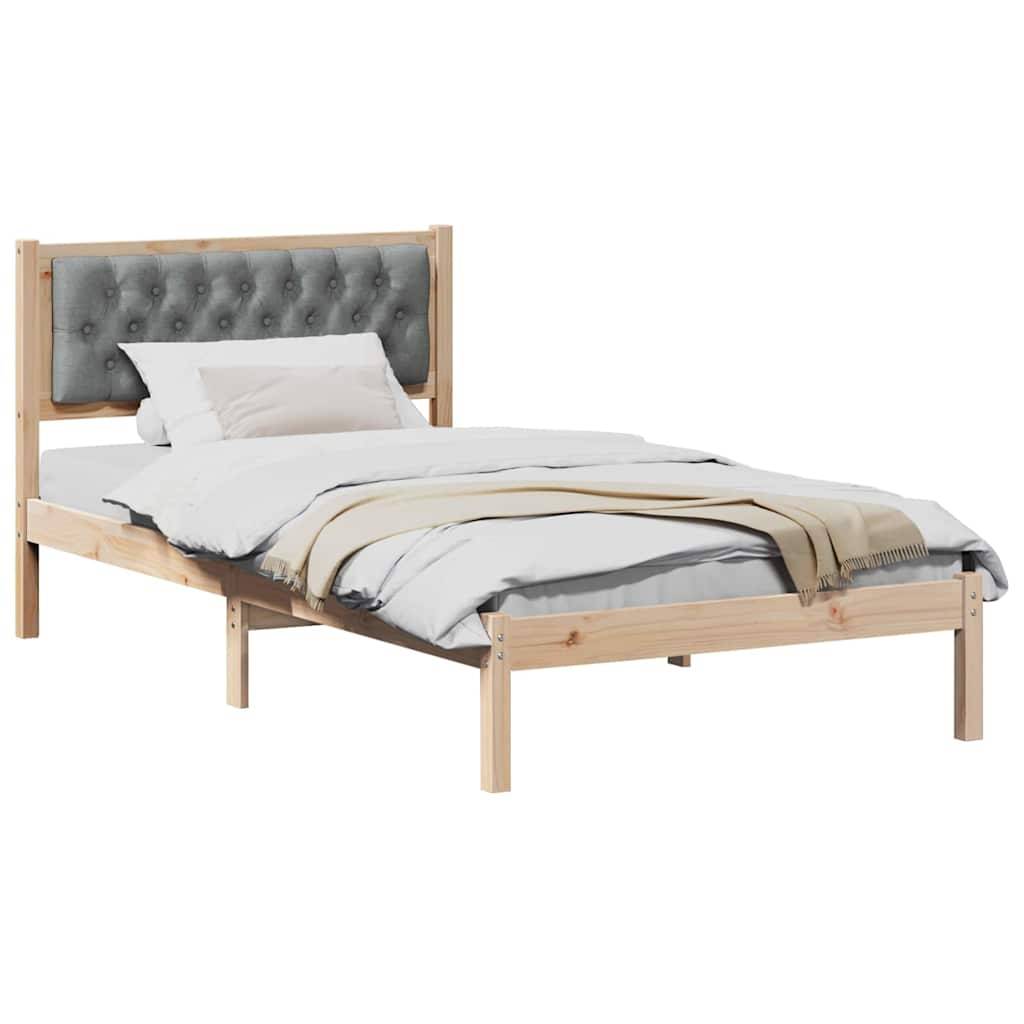 Ein Holzbettrahmen mit einem gesteppten grauem Stoffkopfteil, oben mit weißer Bettwäsche, beigefarbener Decke und einem weißen Kissen.