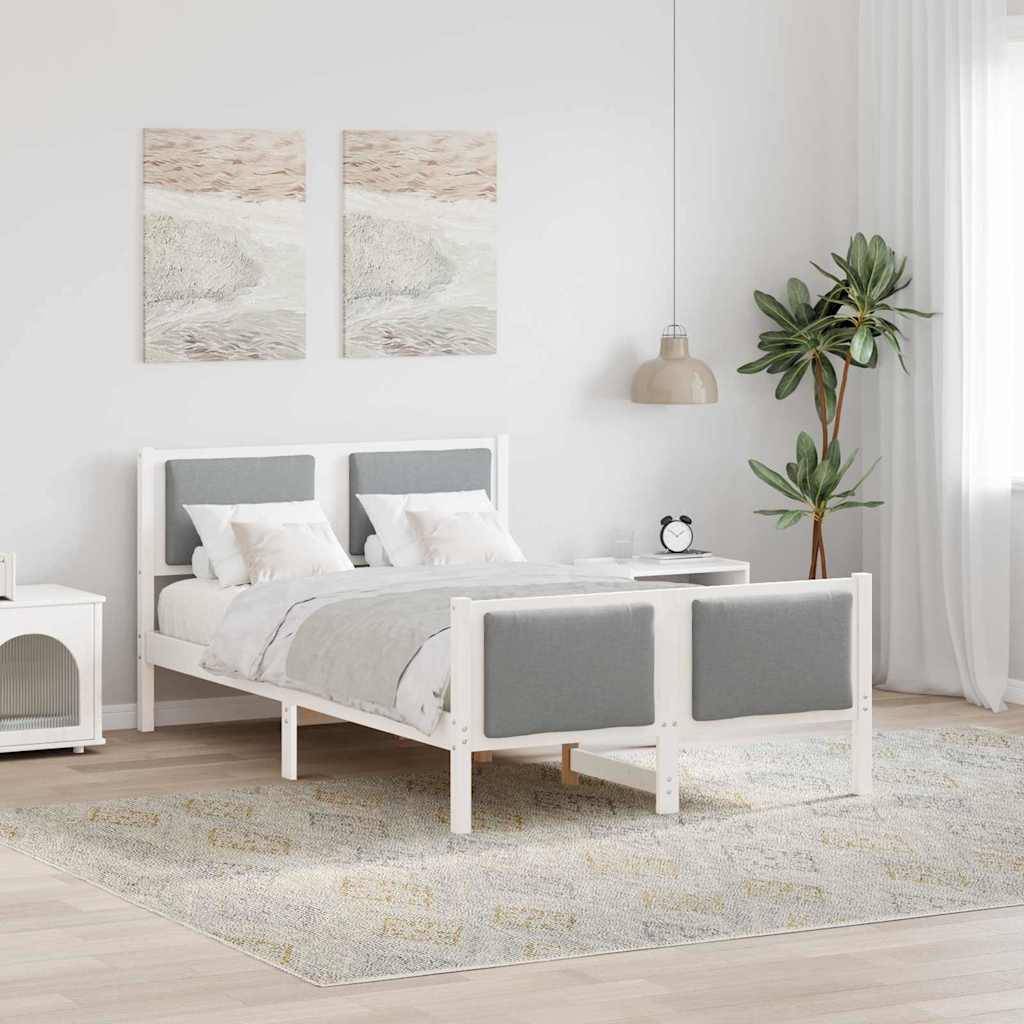 Minimales Schlafzimmer mit einem weißen Bett, grauen gepolsterten Paneelen, Nachttischen, abstrakter Wandkunst, Pendelleuchte, Pflanze und hellem Teppich.
