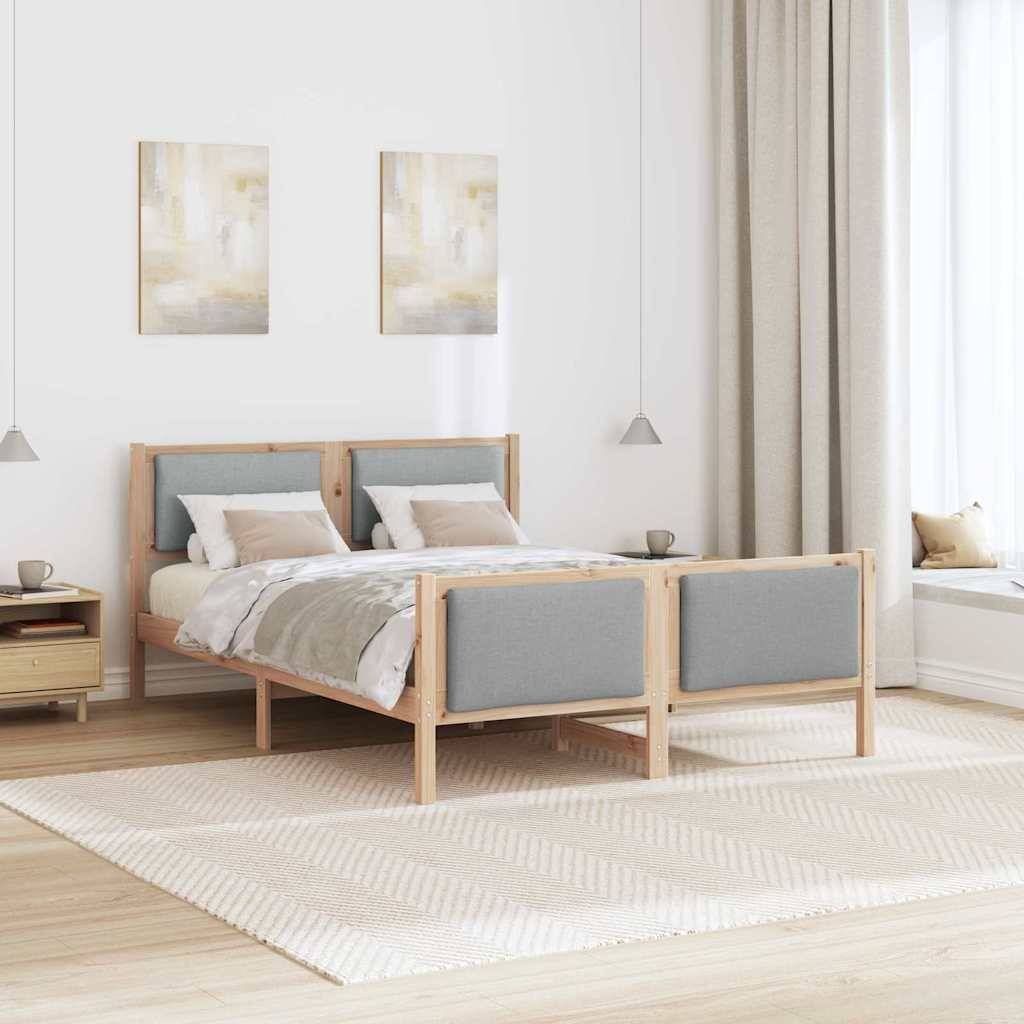Ein minimalistisches Schlafzimmer zeigt ein Holz-Doppelbett mit grauer Polsterung, beigefarbener Bettwäsche, zwei abstrakten Gemälden und einem großen Fenster mit beigen Vorhängen.
