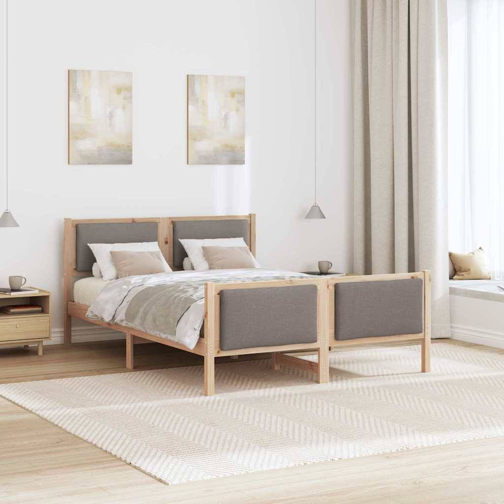 Ein minimalistisches Schlafzimmer zeigt ein Bett aus hellem Holz mit grauer Polsterung, beiger Bettwäsche und hellen Holznachttischen. Weiches, natürliches Licht filtert durch ein Fenster mit transparenten Vorhängen.