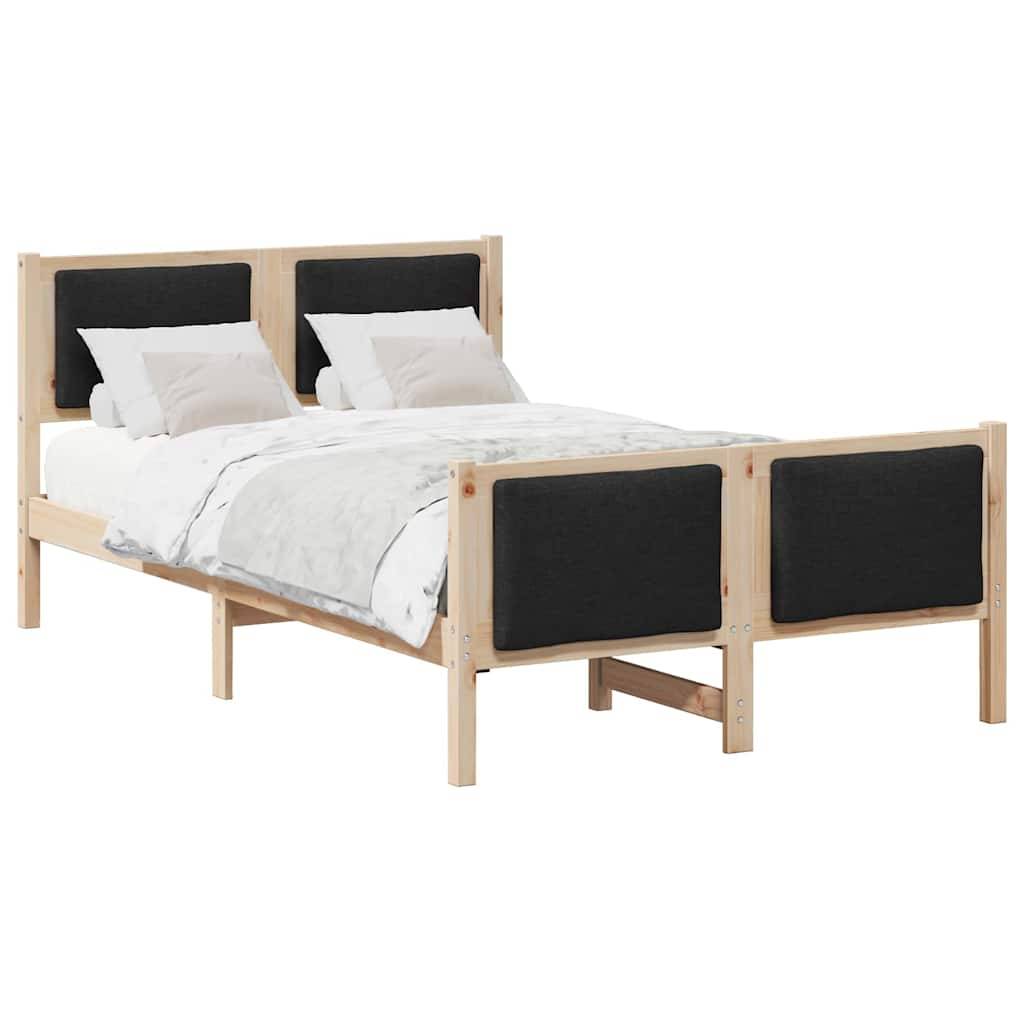 Ein Holzbettgestell mit schwarzen gepolsterten Paneelen am Kopf- und Fußende, ausgestattet mit weißer Bettwäsche und zwei Kissen.
