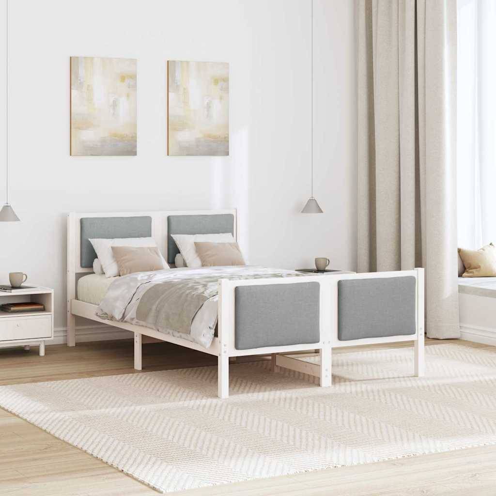 Ein gemütliches Schlafzimmer präsentiert ein modernes Bett mit grauen und weißen Bettwäsche, zwei abstrakten Gemälden an der Wand und einem hellen Holzboden sowie neutraler Dekoration.