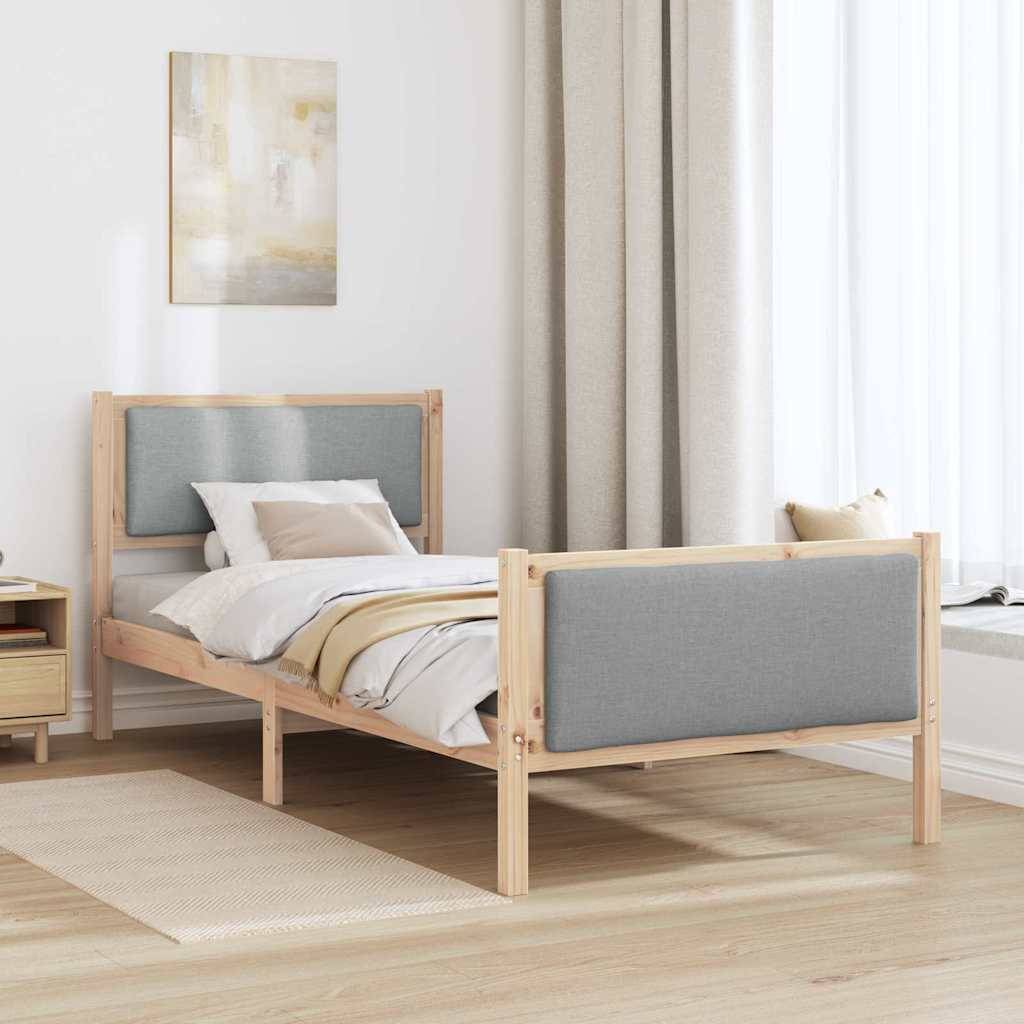 Ein minimalistisches Schlafzimmer mit einem Holzbett mit grauem Kopfteil, ordentlich gemacht mit beige- und weißer Bettwäsche. Ein Gemälde hängt über einem Nachttisch.