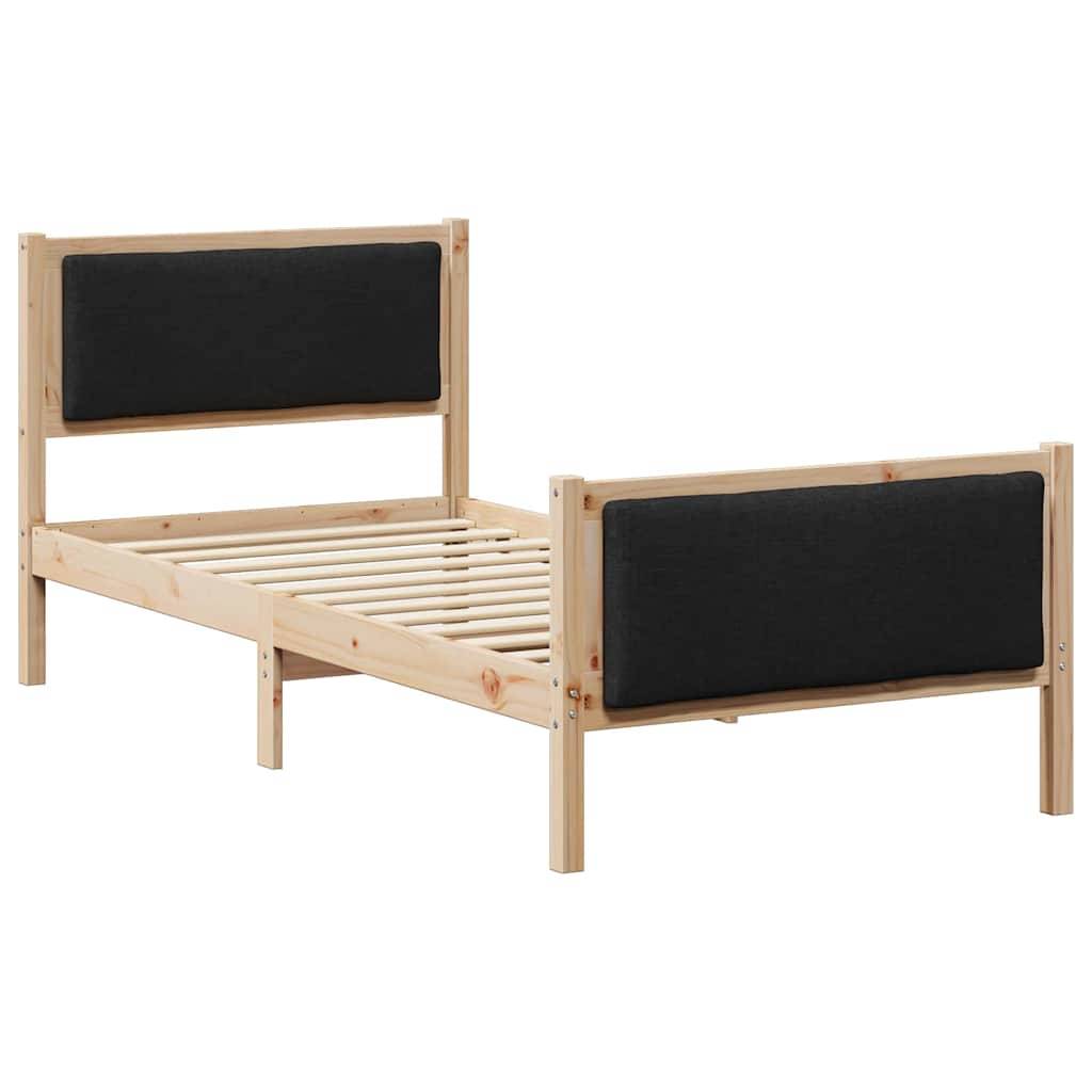 Ein Holzbettgestell mit einer schwarz gepolsterten Kopf- und Fußseite, ausgestattet mit Latten zur Matratzenunterstützung, dargestellt vor einem weißen Hintergrund.
