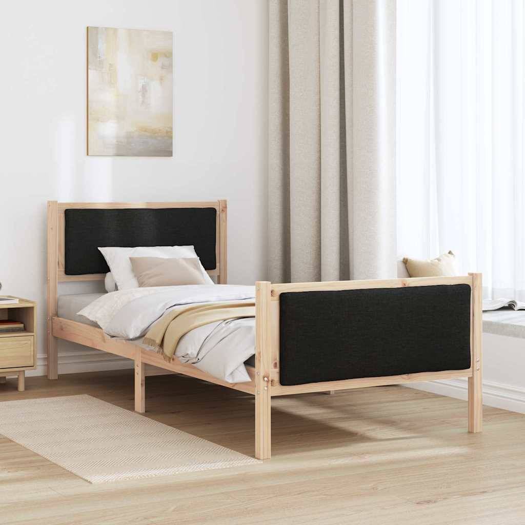 Ein minimalistisches Schlafzimmer mit einem Holzbett, das einen schwarzen gepolsterten Kopf- und Fußteil hat, helle Bettwäsche, einen Nachttisch und ein Wandgemälde.