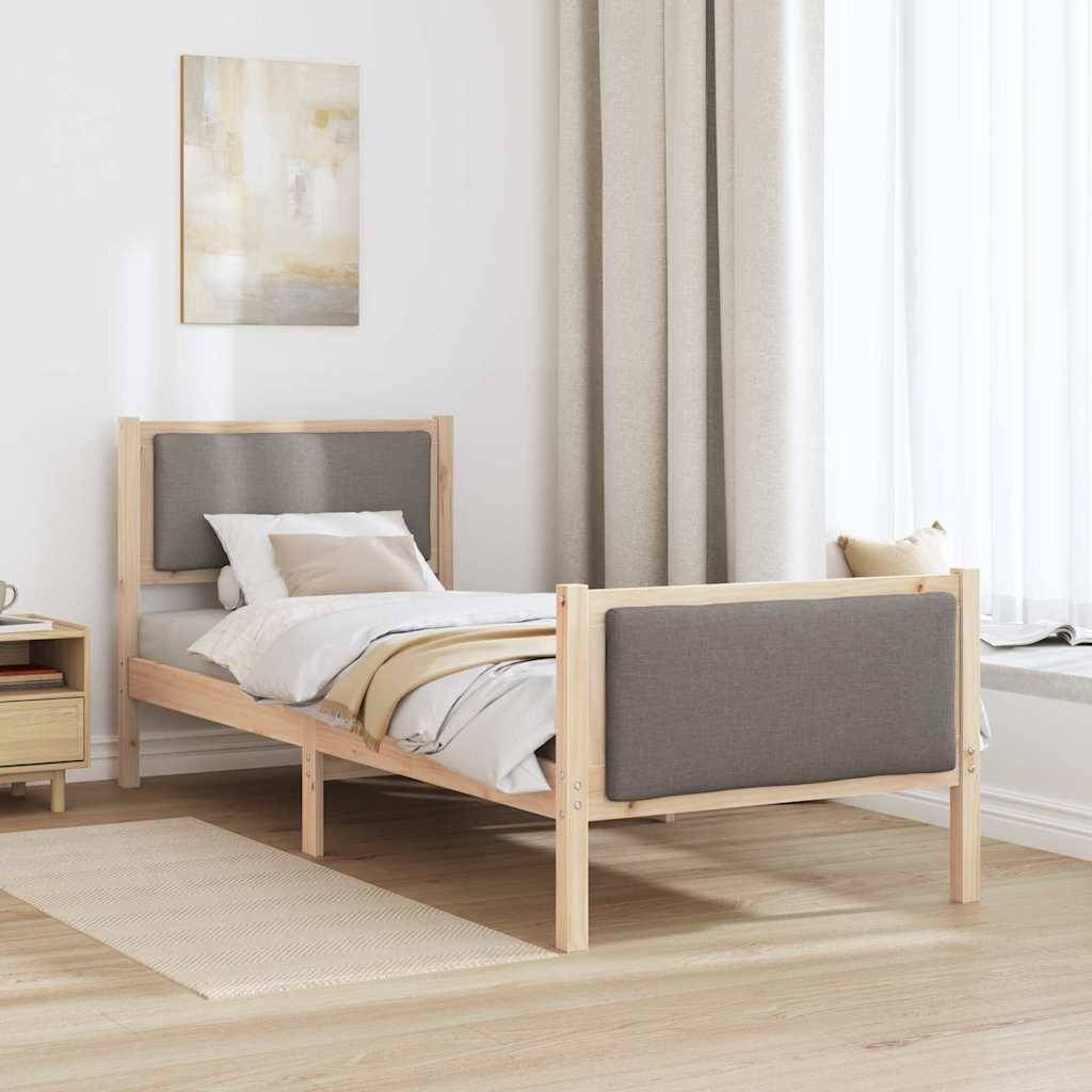 Ein minimalistisches Schlafzimmer mit einem Holzbett, einem grauen Kopfteil, weißer Bettwäsche, einem Nachttisch mit einer Lampe und einem Vorhang vor einem großen Fenster.