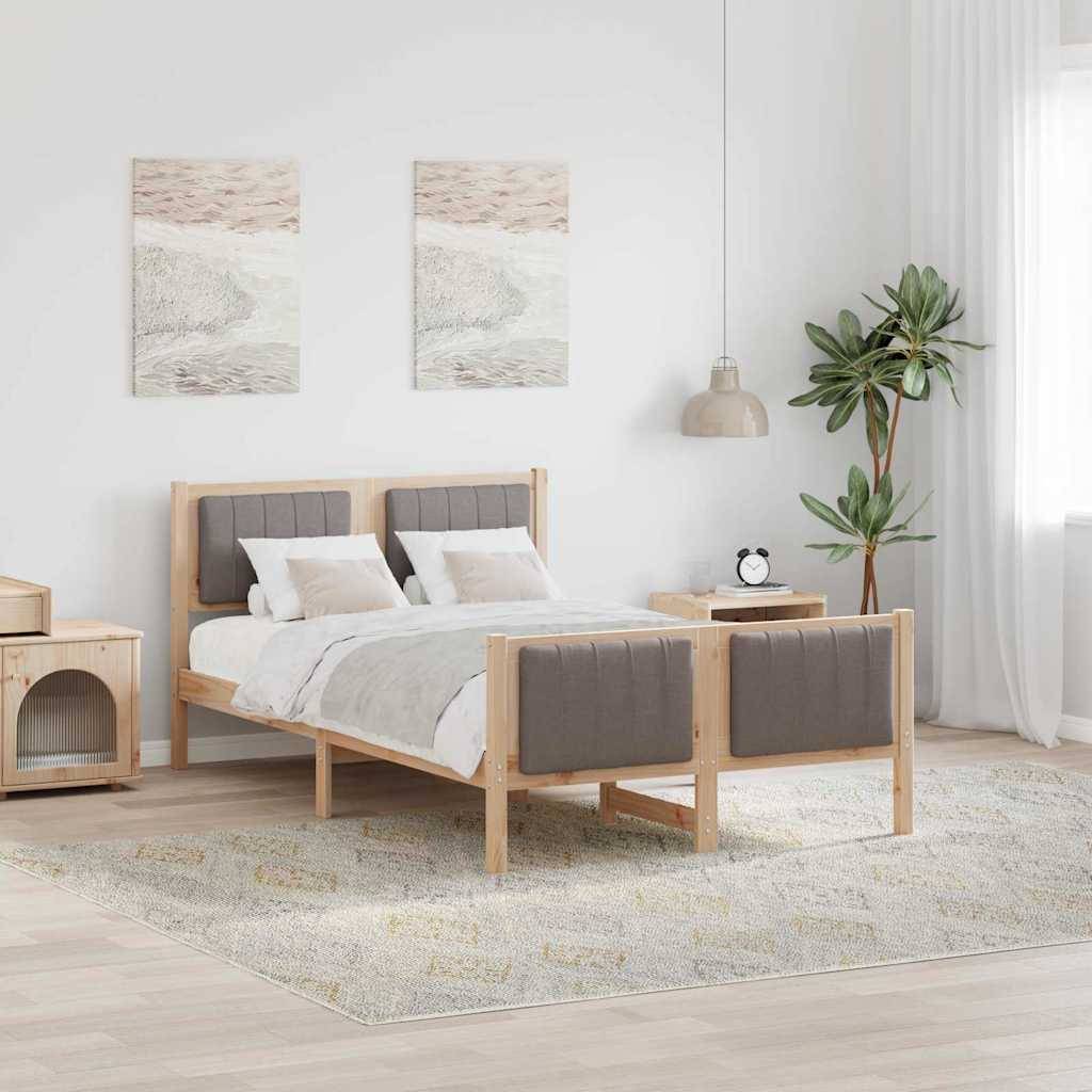 Ein Schlafzimmer mit einem Holzbettgestell, weißer Bettwäsche, zwei Nachttischen, einer Topfpflanze, zwei Wandgemälden und einem hellen Teppich auf Holzböden.