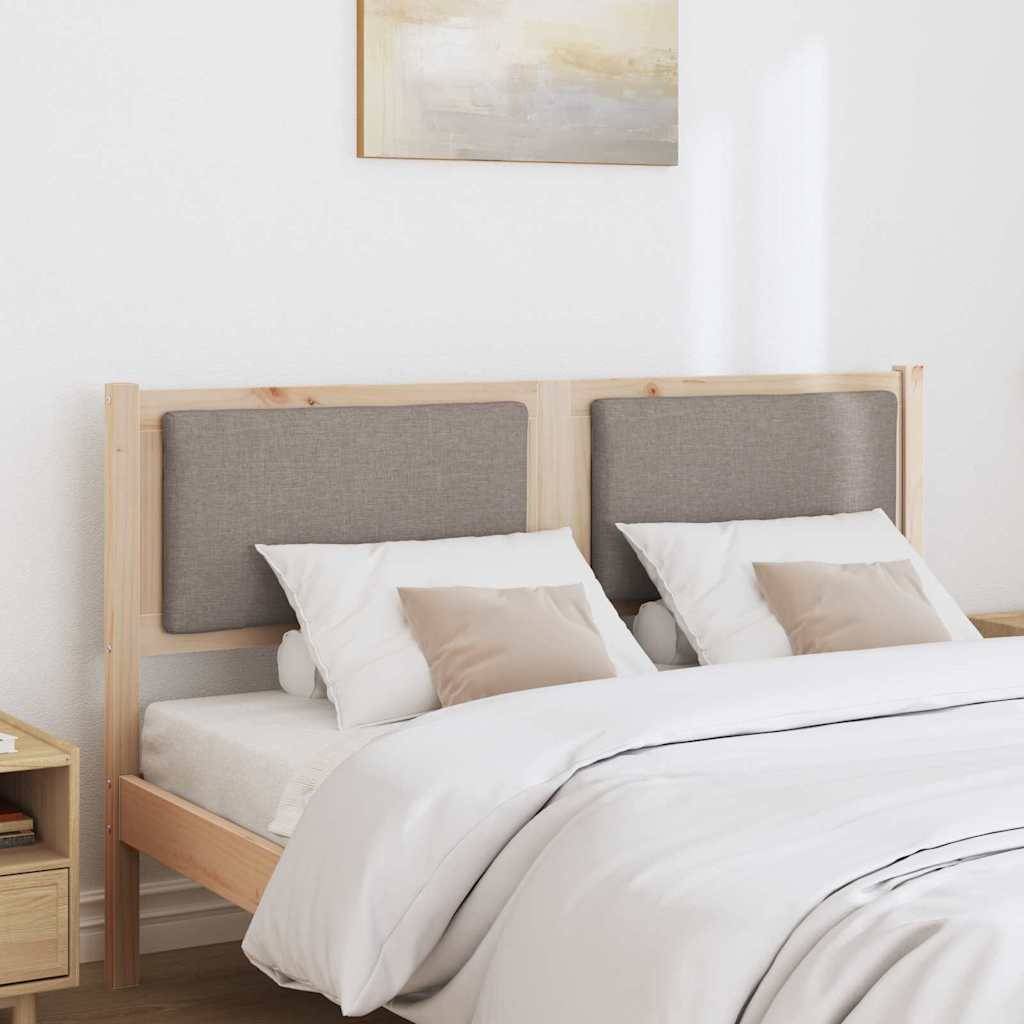 Ein ordentlich gemachtes Bett mit zwei grauen Kopfteilen, weißen Laken und beigen Kissen in einem minimalistischen Zimmer mit einem hölzernen Nachttisch und abstrakter Kunst.