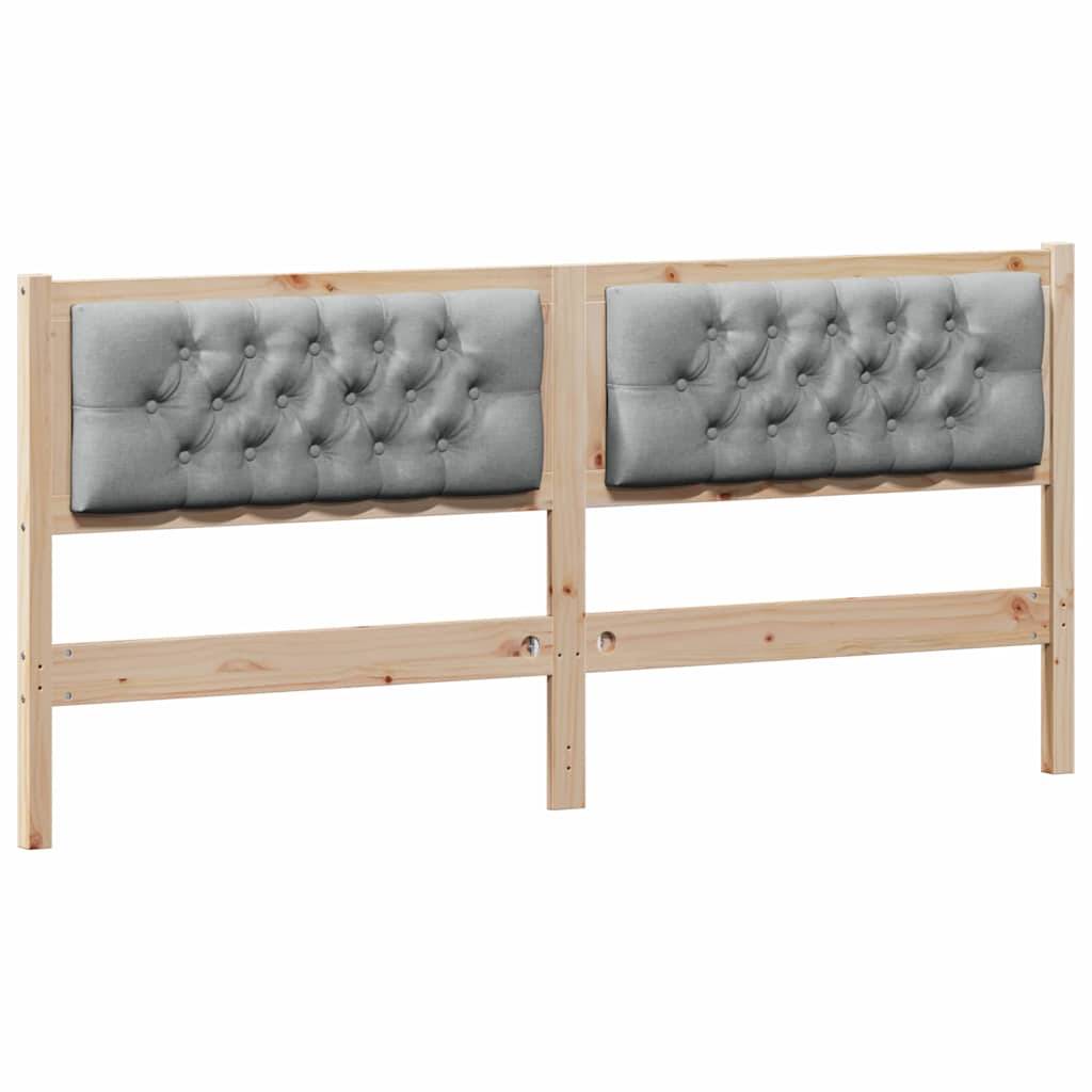 Ein Holzbettgestell mit zwei gepolsterten grauen Stoffkopfteilen, die Knopfdetails aufweisen.