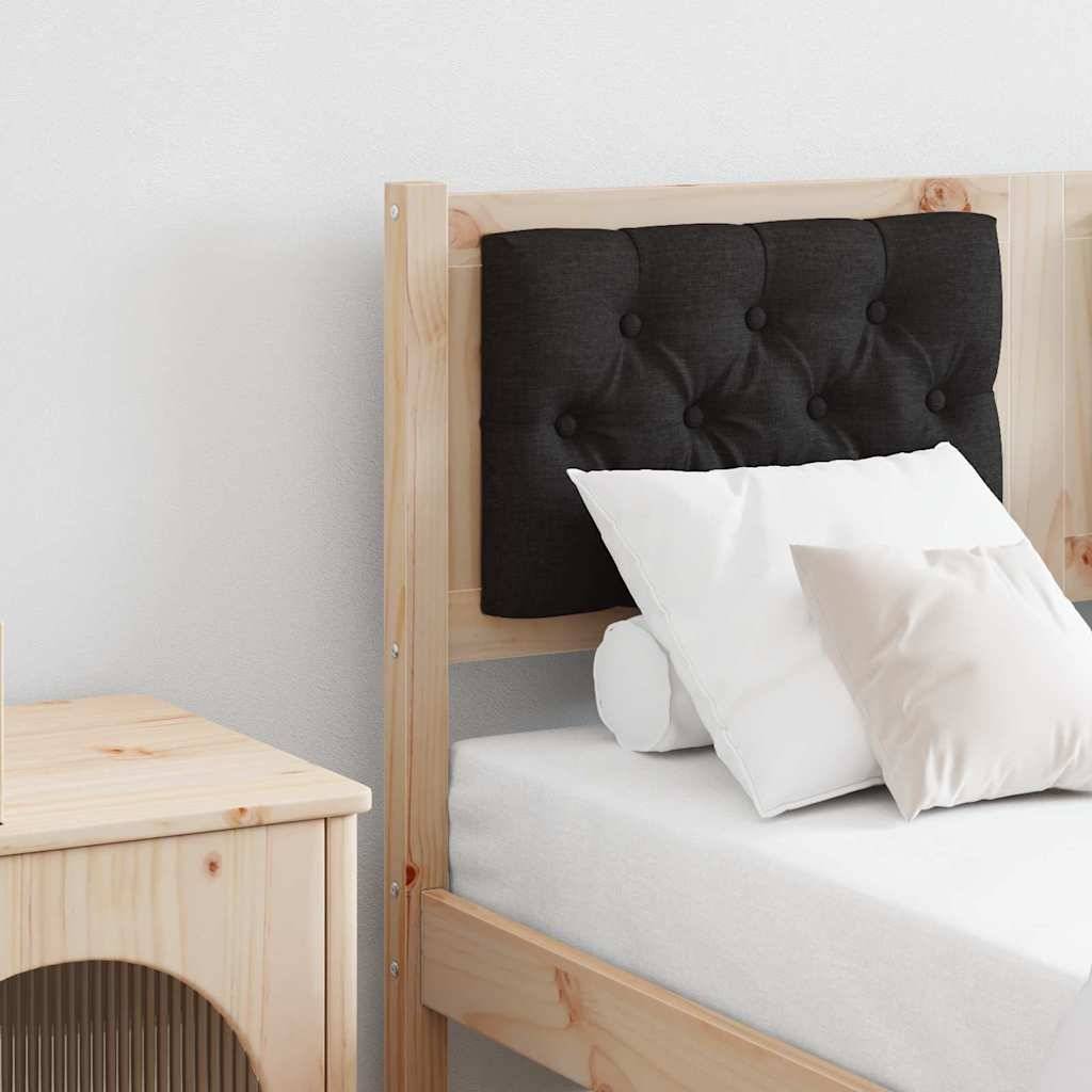 Ein sauber gemachtes Bett mit einem Holzrahmen und einem dunklen gepolsterten Kopfteil neben einem hellholzigen Nachttisch, der eine minimalistische Schlafzimmereinrichtung schafft.