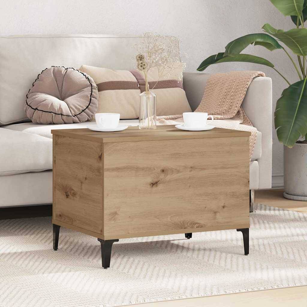 Holztische mit schwarzen Beinen in einem gemütlichen Wohnzimmer, eingerichtet mit zwei weißen Tassen und einer Vase vor einem Sofa.