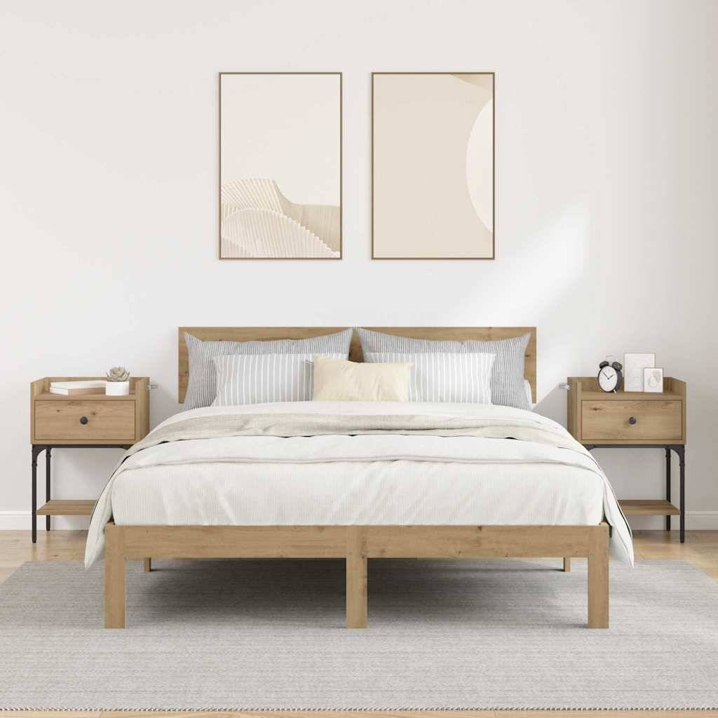 Ein modernes Schlafzimmer zeigt ein Holzbett mit gestreifter Bettwäsche, flankiert von zwei Holznachttischen. Zwei abstrakte Kunstwerke hängen über dem Bett.