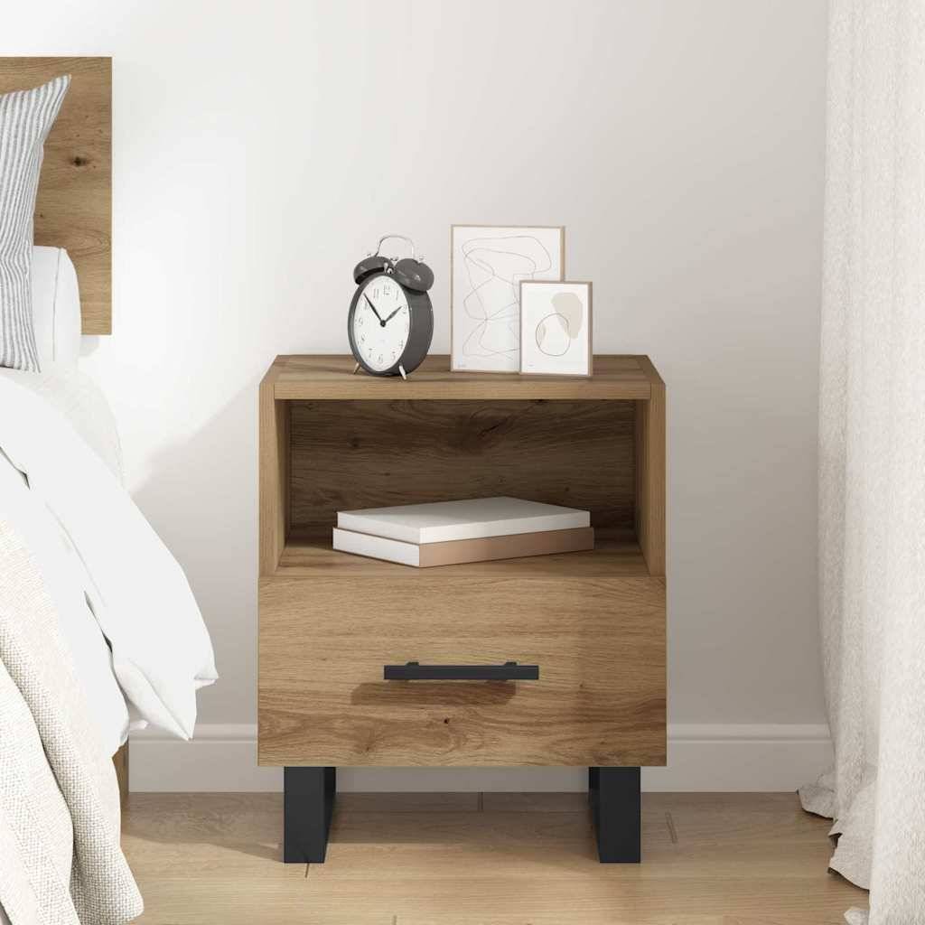 Ein moderner Holz-Nachttisch neben einem Bett mit zwei Büchern, einem schwarzen Wecker und einem gerahmten Kunstwerk oben, vor einer hellen Wand.