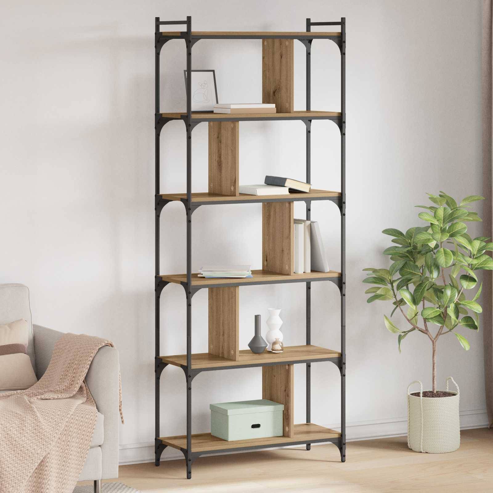 Hohes schwarzes Metall- und Holzregal in einem hellen Wohnzimmer, das einige Bücher, Vasen und eine mintgrüne Aufbewahrungsbox neben einer Topfpflanze und einem Sofa hält.