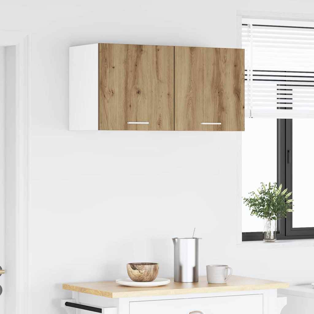 Eine moderne Küchenarbeitsplatte mit einem silbernen Wasserkocher, einer Holzschüssel und einer kleinen Topfpflanze am Fenster, unter holzfarbenen Küchenschränken.