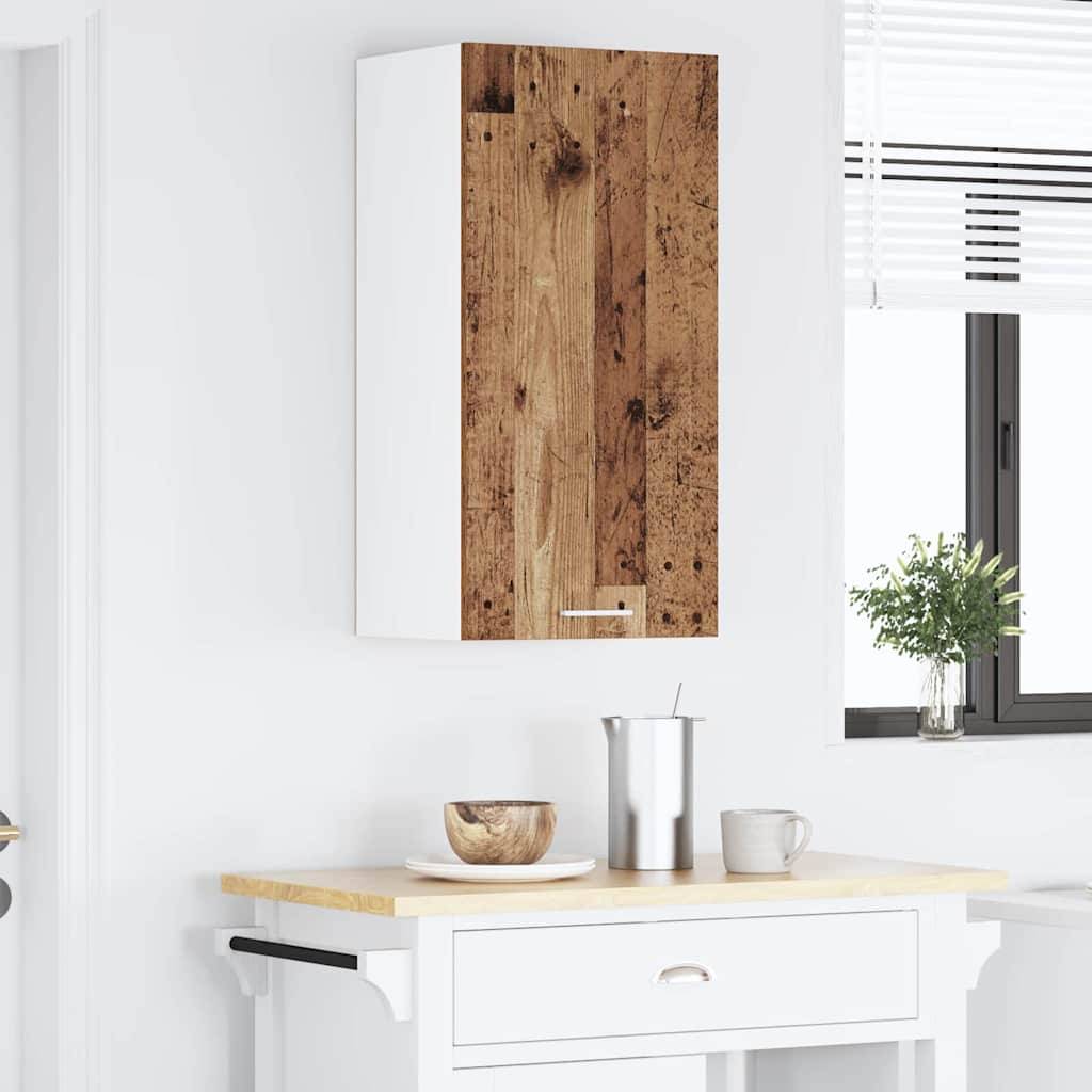 Eine Küchenarbeitsplatte zeigt einen weißen Schrank mit einer Holztür, eine Holzschüssel und einen Metallbehälter unter einem Fenster mit Jalousien.