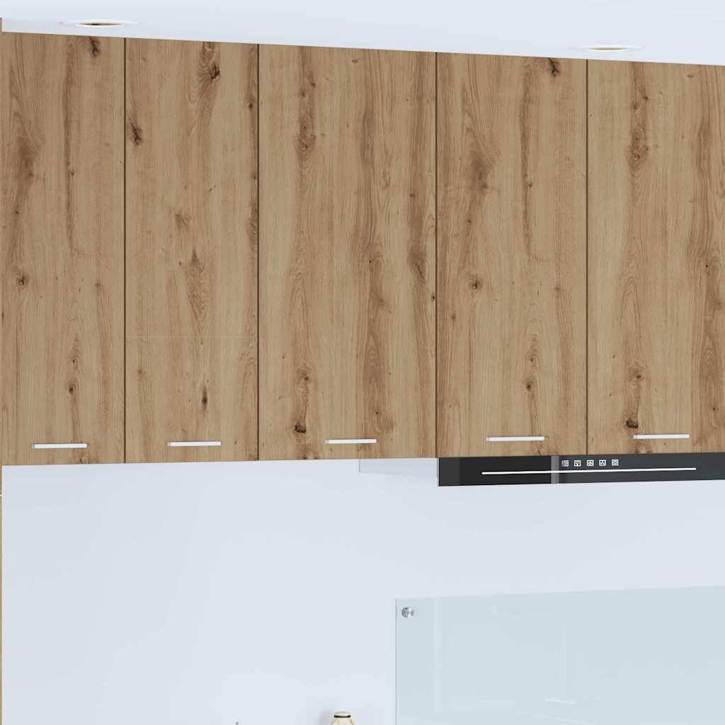 Holzküchenschränke mit silbernen Griffen sind an einer weißen Wand über einer Arbeitsplatte montiert.