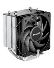 Ein schwarzer und silberner Computer-CPU-Kühler mit einem großen Lüfter, Metallrippen und Wärmerohr, die für die Wärmeleitung in PCs ausgelegt sind.