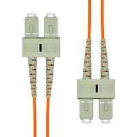 SC-zu-SC-Glasfaser-Patchkabel mit orangefarbenem Kabel und beigen Steckern, verwendet zum Verbinden von Netzwerkgeräten in der Glasfaserkommunikation.